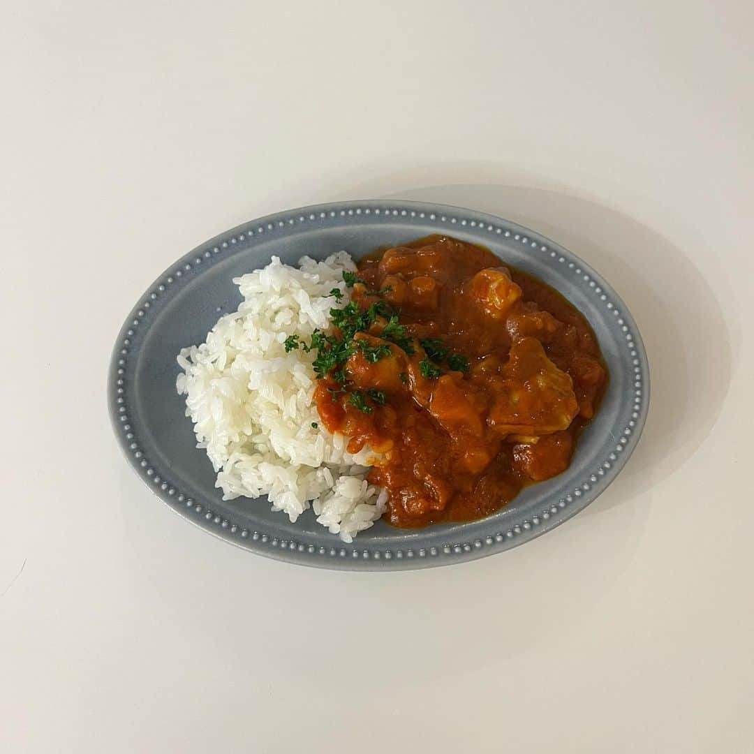 穴井千尋さんのインスタグラム写真 - (穴井千尋Instagram)「. トマトバターチキンカレー🍛🍅 簡単に美味しくできてはまってる🤍  《作り方》 ※鶏肉はカレー粉と塩胡椒を揉み込んでおく  ⓵みじん切りした玉ねぎを炒める 炒めたみじん切りをフライパンの端に寄せて 下味つけた鶏肉を焼く  ⓶焼き色がついたら ニンニク少し/しょうが少し/カレー粉 (大さじ1)を入れる ⓷ホールトマト1缶、牛乳を入れて少し煮る ⓸最後にバター入れる  牛乳の量は味見ながら入れてるのでお好みで！ バターもお好みの量で☺️  今レシピ書きながら思ったけど 私が味見ながら作るなんて昔じゃ考えられない😂 . #トマトバターチキンカレー #バターチキンカレー #お料理 #料理 #カレー #夜ご飯 #夕飯 #おうちご飯 #料理記録 #curry #cook」5月24日 20時01分 - chihiro_anai_official