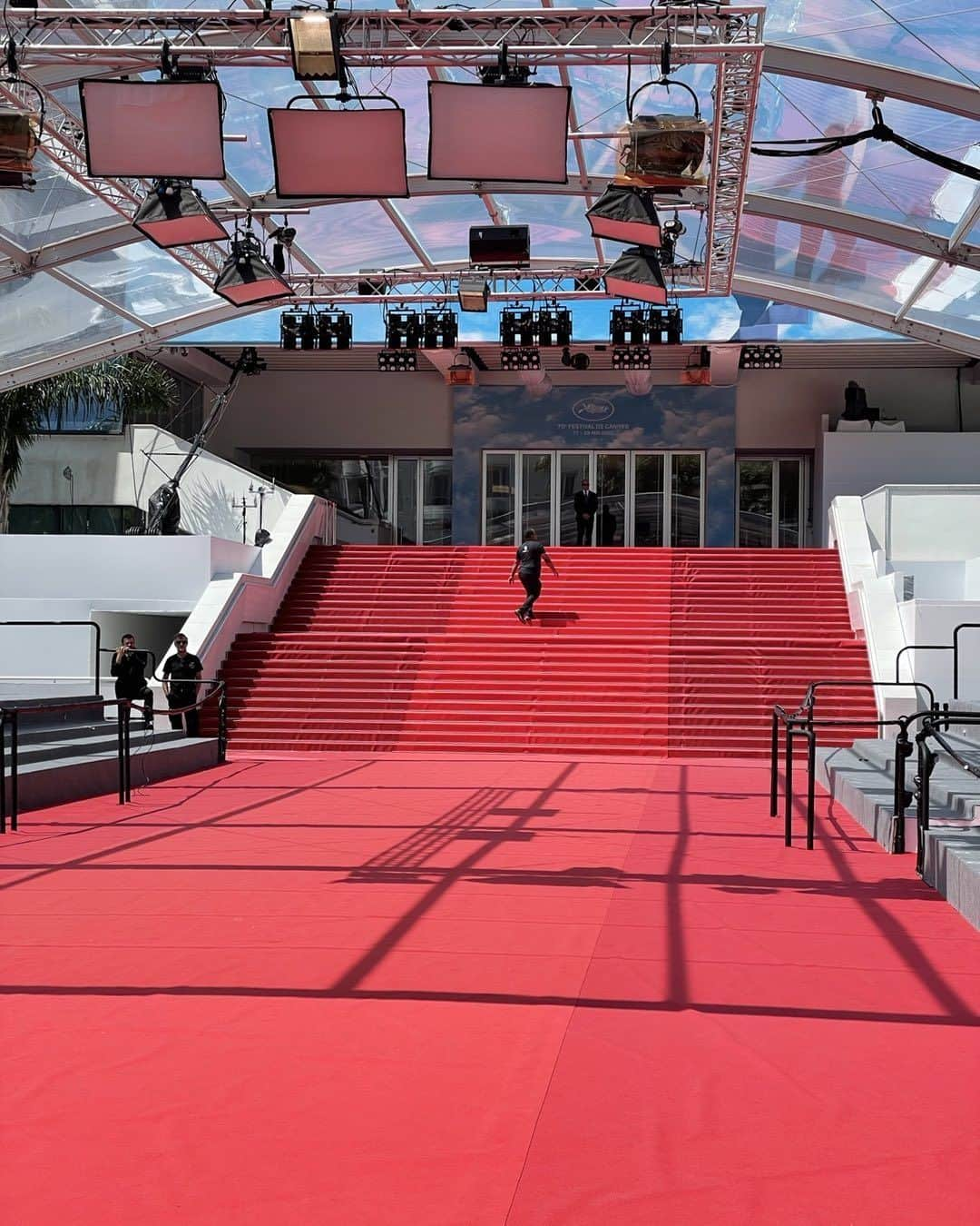 リアム・カニンガムのインスタグラム：「Rehearsing my entrance. Not!🥴 #beenthereseenthatdonethat #cannesfilmfestival」