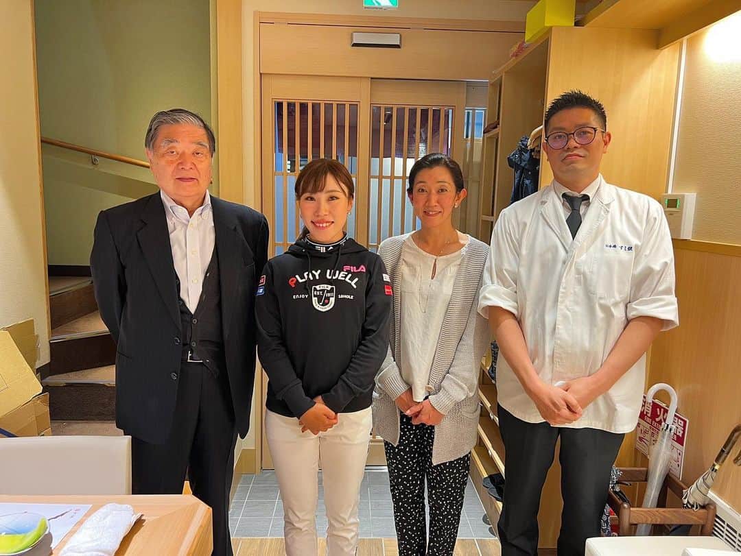 木村彩子のインスタグラム：「. 先日スポンサーして頂いている"日本橋　すし鉄"さまにご挨拶に行ってきました🍣 . とっっっても美味しいお寿司やお刺身をいただきました😋🐟 みなさんもぜひ行ってみてください😘 . 2試合、肋骨痛でお休みしていましたが、痛みも全く無くなりましたので今週のリゾートトラストから出場します⛳️ 楽しく頑張りますので応援よろしくお願いします😆 . #日本橋すし鉄」