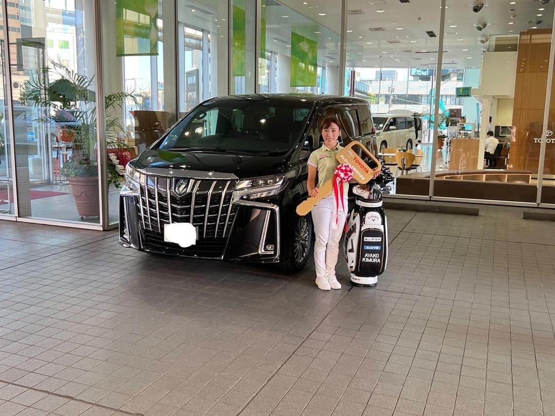 木村彩子のインスタグラム：「. スポンサーして頂いている"ネッツトヨタ千葉"さまより、アルファードを車両提供していただけることになりました🚘 . 私が提供していただく車は、アルファードExecutive lounge Sのハイブリッドです🔋🔌 燃費はとっっても良く、運転もしやすく、乗り心地も抜群です💖💖 見た目もかっこいいでしょ😘？ . 2列目シートは飛行機のようにリクライニングができて、車での遠征が多い私にはとても嬉しいです🥹✨ . 運転するのが大好きな私ですが、この車は後ろにも乗りたいなぁ🤫🤫♥️笑 . 素敵な車と一緒にこれからの試合も頑張ります🚘♥️ . #ネッツトヨタ千葉 #アルファード #アルファードエグゼクティブラウンジs」