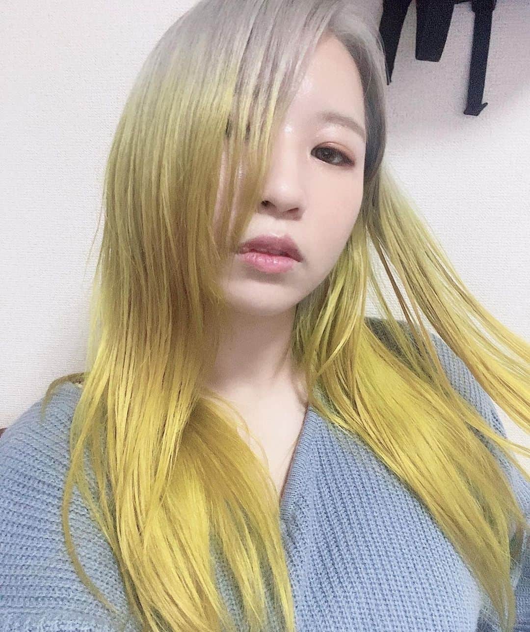 渡辺桃のインスタグラム：「LECOさんにて綺麗なイエロー入れてもらった 痛みすぎてたから髪に気使ってやってくれたのありがてえ… ありがとうございました。 #lecotokyo  #yellowhair  #oedotai  #blackpeach」