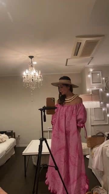エミ ペインのインスタグラム：「ハワイ購入品インスタライブ  ご視聴いただいた皆さま  ありがとうございました♥️  ドレスに帽子にカゴバッグ  ジュエリーにコスメに  お気に入りのヴィクシーの  パンティまで  どこまで見せるねんって👋🏼 インスタライブです🫣  お買い物したお店 @leinaia  @manukai_  @muse_kailua  @newt_atthe_royal  @destash_hawaii  @victriassecret @pulauswimwearhawaii  @pualani_monsarrat @lino__melia」
