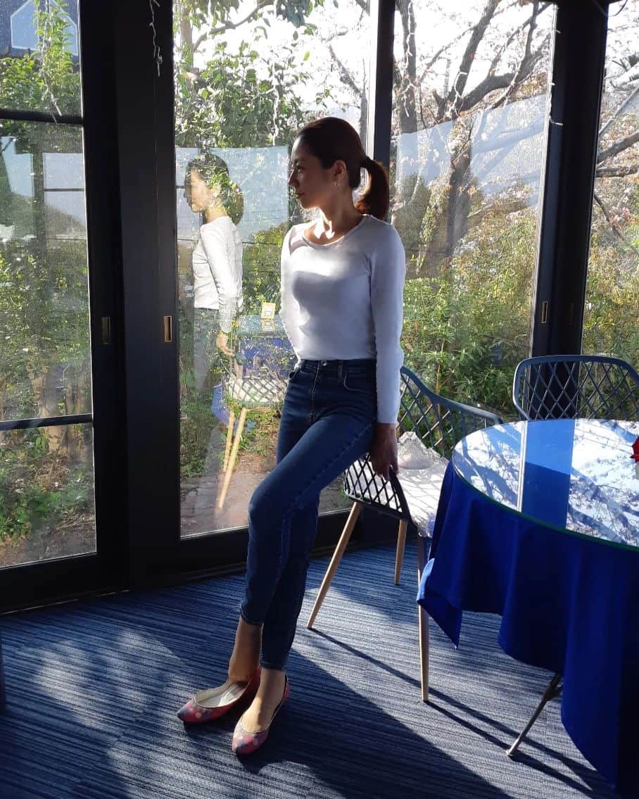 黒坂真美のインスタグラム：「💙💙💙 . 素敵な写真が撮れました♡ . なのに 靴がちょっと脱げている！ おしい♡ . #黒坂真美 #kurosakamami  #mood #cafe #restaurant #japan #💙 #🌳 #🇯🇵」