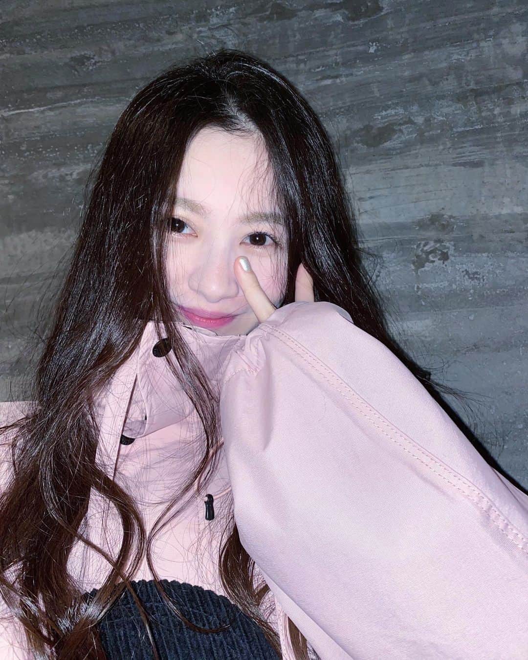 雪嶋桃葉のインスタグラム：「ここ数週間ほーんと尊敬…って気持ちにさせてくれる環境で幸せだなあ。出会いって凄い！人生を潤してくれる出会い大切にしたいな。ぴーす！」