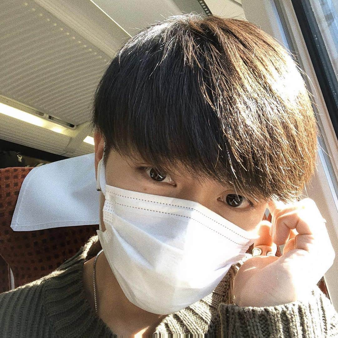 齋藤天晴さんのインスタグラム写真 - (齋藤天晴Instagram)「沢山頂くパーマについてのまとめ投稿デス✌️  髪の毛の長さ・パーマの強さ、種類 色々詳しくお伝えするので 是非是非天晴パーマやっちゃいましょう🤤  1枚目:波巻きパーマ・前髪目にかかるくらい →ラフなストリートコーデに1番合うパーマです！割と前髪も短いのでセットもしやすいっ！！  2枚目:ツイストスパイラル・前髪目が隠れる →よりストリート感の強めのスタイル！細かく縦に落ちるので男らしい印象になります！前髪も長めなのでセンターパートもおすすめ！  3枚目:波巻きパーマ・前髪目の上 →短いさっぱりとしたスタイル！髪の毛が今短い人はこのくらいの長さ挑戦しやいかもっ！  4枚目:ツイストスパイラル:眉毛より上 →ベリーショートタイプのパーマスタイル！セットめちゃくちゃ簡単です！短髪でも大人っぽく見えるのでおすすめ！！  5枚目:リバースパーマ:前髪目にかかるくらい →ゆるいパーマ！センターパートにはもってこいです！古着スタイリングにぜひ！  6枚目:サラッとマッシュ →なんだかんだ何にでも合うマッシュスタイル！こんな時もありました笑  好きな髪型あったら是非保存して見返してみて下さい！  #メンズパーマ#波巻きパーマ#古着 #チェックシャツ#レトロコーデ #ツイスパ#マッシュ男子#フィルムカメラ#夏コーデ#アロハシャツ」5月24日 21時37分 - ten__sei