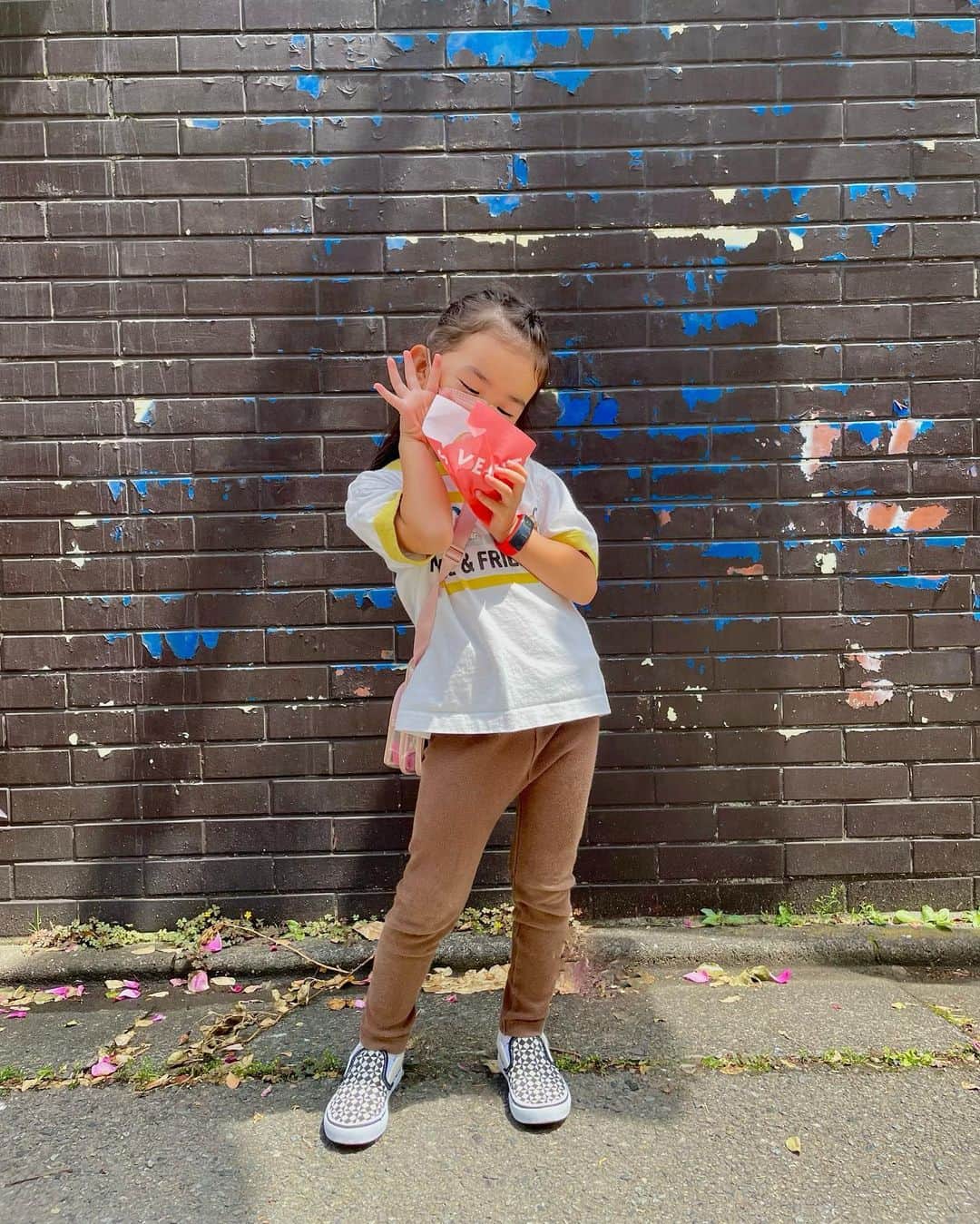 武内ペレス麻射のインスタグラム：「. 久しぶりのお出かけ🚗 ドーナツ食べて上機嫌な娘🍩💓  浜本さんありがとうございます🥰」