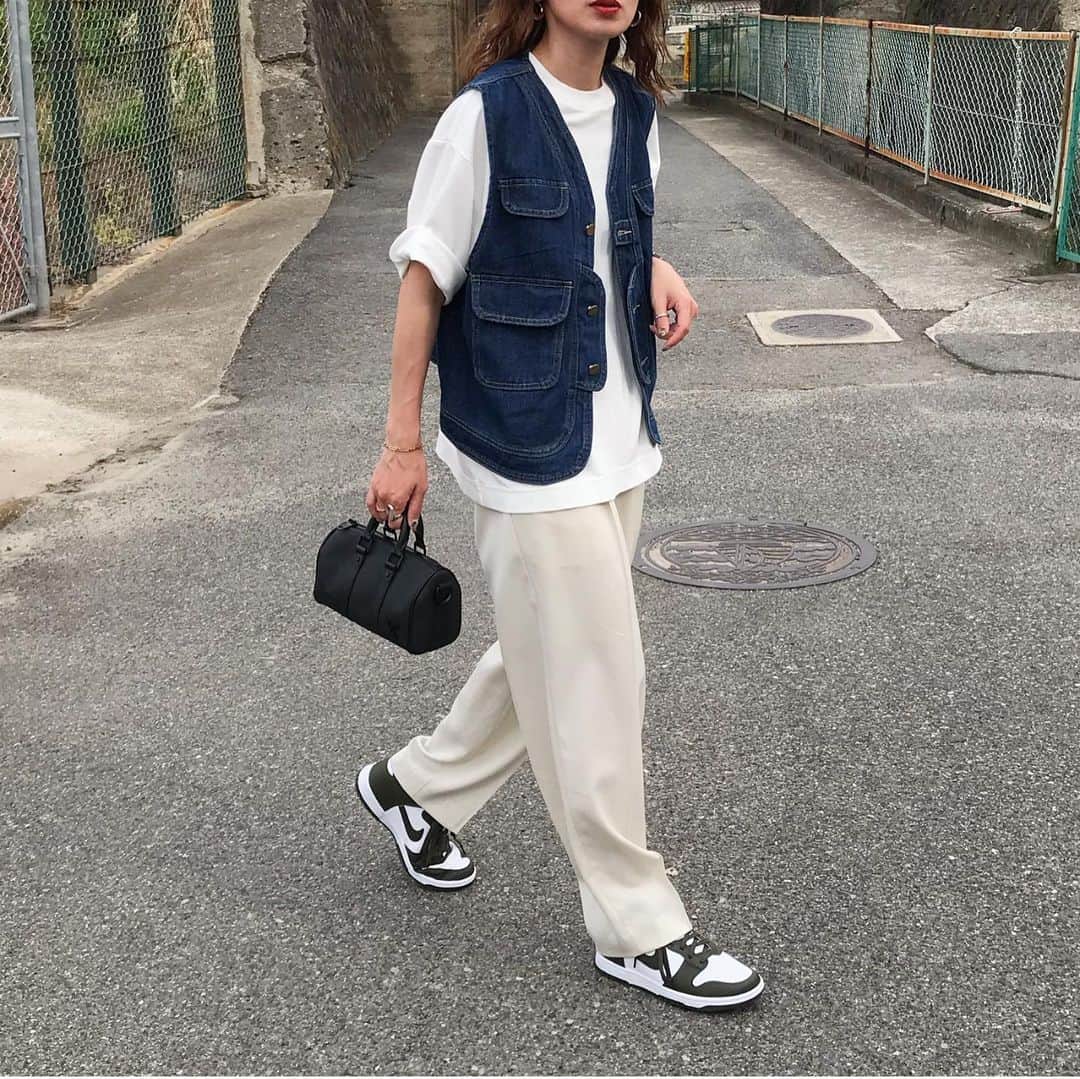 のインスタグラム：「ホワイトワントーンに、　@nugu_klee のデニムベスト♡ . @nugu_klee  pocket denim vest  どんなコーデにも合わせやすい丈で、古着っぽいクタッと感も、フロントのデザインも可愛い🥰  再入荷まで日にちがかかってしまって、すみませんでした😭 入荷待ちしていただいてた方、ほんとうにありがとうございました🙇‍♀️たくさん購入していただけて嬉しいです💓 . . vest @nugu_klee  tops#shinzone  pants#auralee  bag#louisvuitton  shoes#nike . . . #デニムコーデ#デニム#ベスト#ベストコーデ#韓国ファッション#ワントーンコーデ#ホワイトコーデ#白パンツ#シンゾーン#オーラリー#nikedunk #ダンク#ナイキスニーカー#スニーカー女子#パーマヘア#hairstyle #tbt#ootd#fashion#outfit#ママコーデ#お洒落さんと繋がりたい#cluel」