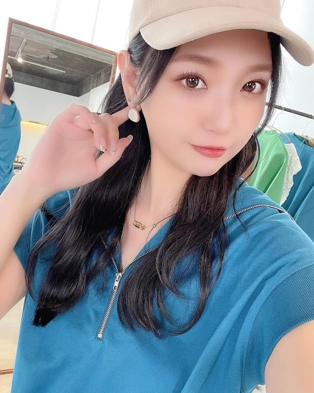 いっちゃん/嶋津 いつみのインスタグラム：「. . 前にストーリーで ちょっとご報告させてもらったんやけど @akanoren_koushiki  ( @akanoren_style )さんの モデルをさせていただくことになりました🥺✨ . . . . たくさんある店舗の店内のポップや ポスター、広告まで 色んな媒体で私が登場します🤓💕💕💕 . . . . あかのれんさんの商品を使って テーマごとにコーデを組んだりしたので 楽しみにしててねー🫶🏻 . . . ちなみに動画ではめっちゃ関西弁で アドリブアテレコしてるから そこもご期待あれ🙆‍♀️ww . . . . #あかのれん #redwill #レッドウィル #コーデ #ootd #プチプラコーデ #カジュアルコーデ #大人かわいい #大人カジュアル #夏コーデ #着回しコーデ #高見えコーデ」