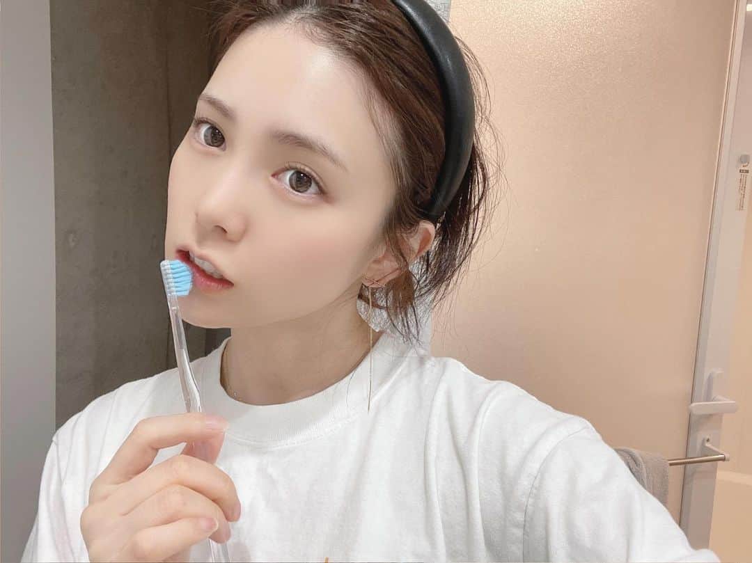 西村歩乃果のインスタグラム：「奇跡の歯ブラシ  ピラミッド型になってるから届きにくい奥の歯もしっかり磨けて 磨いた後はツルッツルになります😊 毎日の歯磨きにおすすめ！！  何本目だろう、めっちゃつかってる。  #ミュゼホワイトニング #ミュゼ  #恵比寿駅前デンタルクリニック #ホワイトニング  #歯ブラシ #PR」
