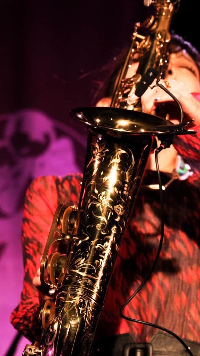 清水玲奈のインスタグラム：「. 1番お気に入りのシーン🟧 #ギリギリセーフ   ♩Orange / Reina Shimizu  📣残りのリーダーライブも残席わずか🔼❤️‍🔥 ご予約必須です！⚡️  ・5/27(金) @ Jazz&bar コルトレーン(滋賀)  ・5/28(土) @ Mister kelly's(大阪)  #sax #saxophone #saxofone #tenorsax #tenorsaxophone #liveperformance #saxophonist #japan #jazzsax #music #musician #musica #femalesaxplayer #jazz #funk #爵士樂 #薩克斯風 #색소폰 #saxophonelife #gig #womeninjazz #reinashimizu #清水玲奈 #テナーサックス #サックス #🎷」