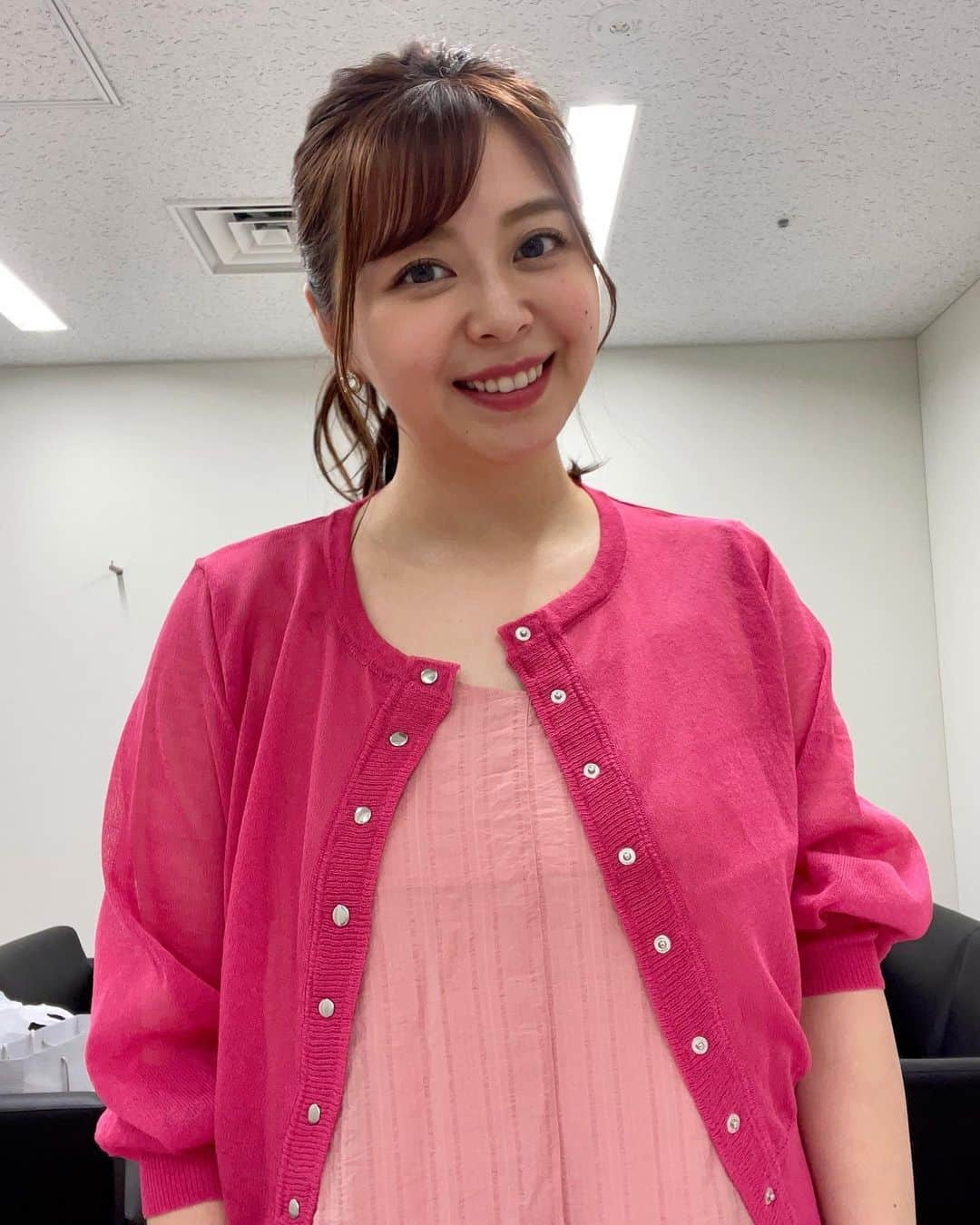 上杉桜子のインスタグラム：「今日は一日スタジオ収録でした🎤 全身ピンクにポニーテールで若返った気分☺️ そして先日のロケのお写真も！ 久しぶりの原稿読みが楽しかったです！  毎週金曜日、朝10:25〜女神のマルシェ是非ご覧ください🎤  #女神のマルシェ #日本テレビ #アナウンサー #上杉桜子」