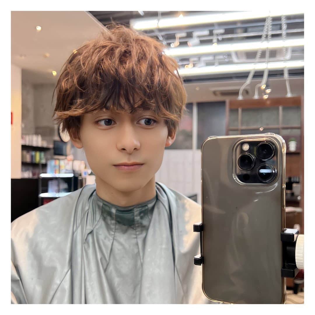 黒澤胤也のインスタグラム：「21歳になりました！祝ってくれたみんな本当にありがとう！！  21歳の自分も明るく元気よく夢に向かって頑張っていくので、応援よろしくお願いします！ついてこい！笑 改めてみんなと出逢えて本当によかった！🤭あ、2年ぶりに染めてみました！どうかな？🐶  #01 #21歳 #誕生日」