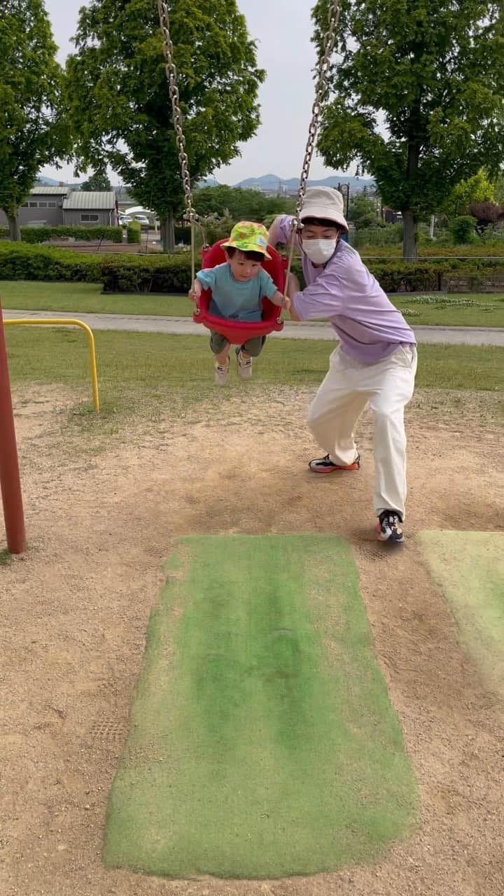 北川けんいちのインスタグラム：「なんでもない日の公園。  動画がやたらブレるのは、カメラマンもおなじ動きしてるから。。。  #息子と公園  #このブランコいいよね  #シナぷしゅ  #シナぷしゅtシャツ  #親子おそろ」