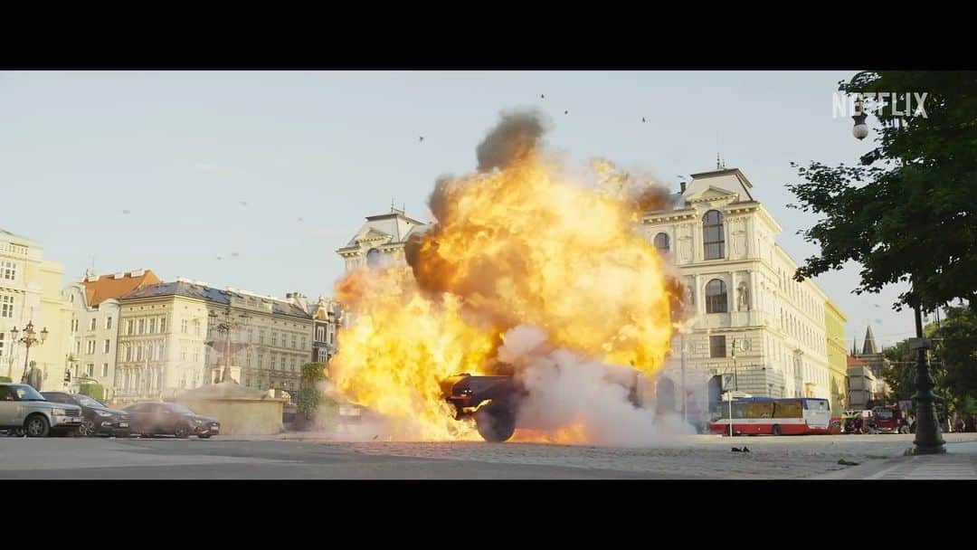 アナ・デ・アルマスのインスタグラム：「It’s finally here, The Gray Man trailer!!! 💣」