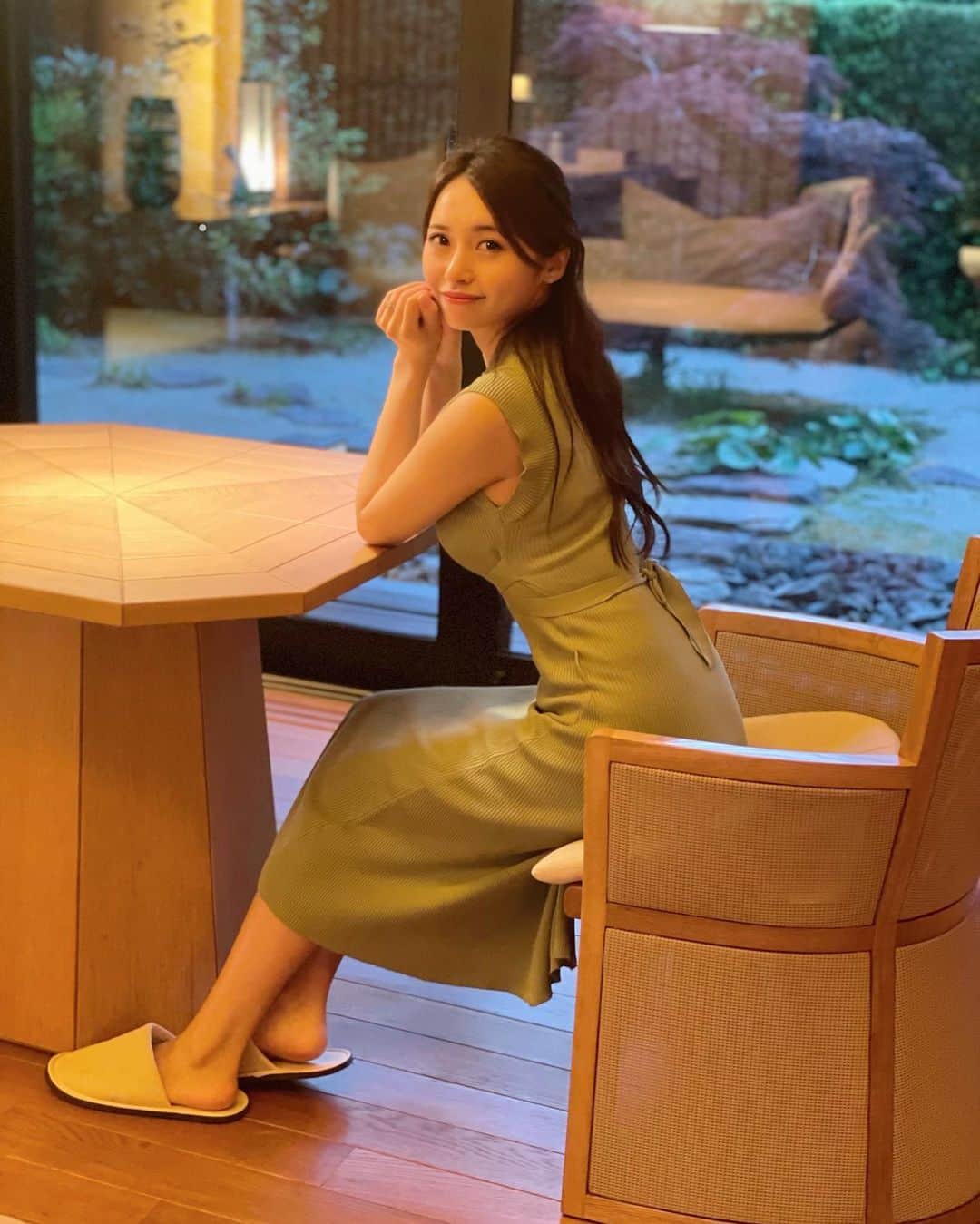 のインスタグラム：「ポートレートと普通のカメラの差📷　照明もちょっとあったかもだけど😂  珍しく沢山ストーリー載せたんですが反応ありがとうございました🤗💓  気づいた方もいましたね！ という訳で紹介したのはアマネムのモリヴィラでした♪🌳💚  お洋服は @fuwari_flow  オープンまでもうしばらくお待ちください😌🙏  #アマネム」