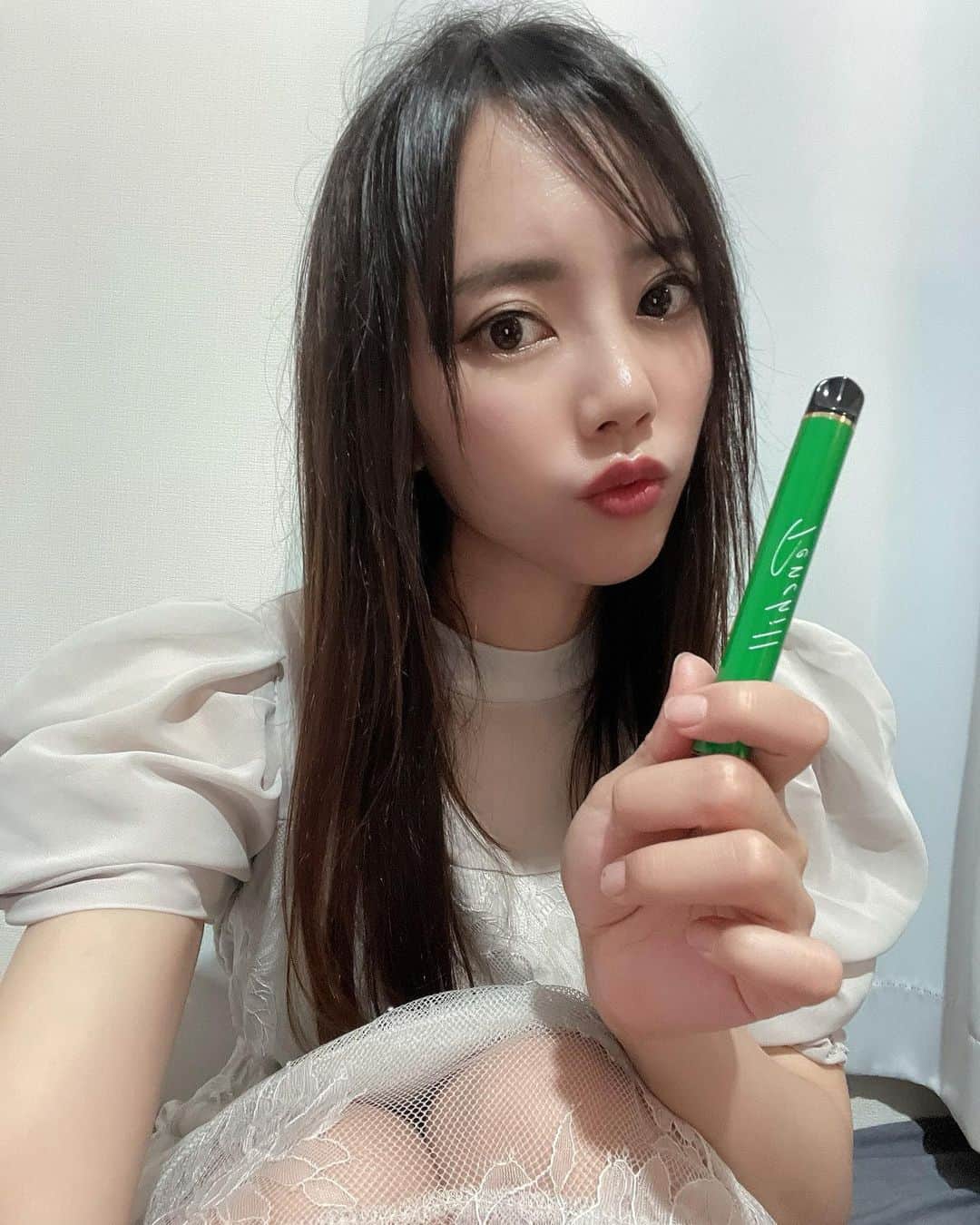 hina2221のインスタグラム：「PENCHILL(ペンチル) ポケットシーシャ🤍  メロンのフレーバーにしてみたけど本当に本当においしっ✨ニコチンもタールもフリーなので安心😮‍💨🤍  これは手放せないww . . . . #penchill #ペンチル #cbd #cbdオイル #電子タバコ #ストレスケア #リラックス #電子タバコリキッド」