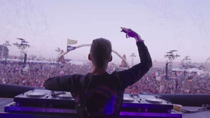 カスケイドのインスタグラム：「24 hours after @kx5official had our debut performance, I closed down the @edc_lasvegas main stage with a #REDUX set 🤯 So, how was YOUR weekend?」