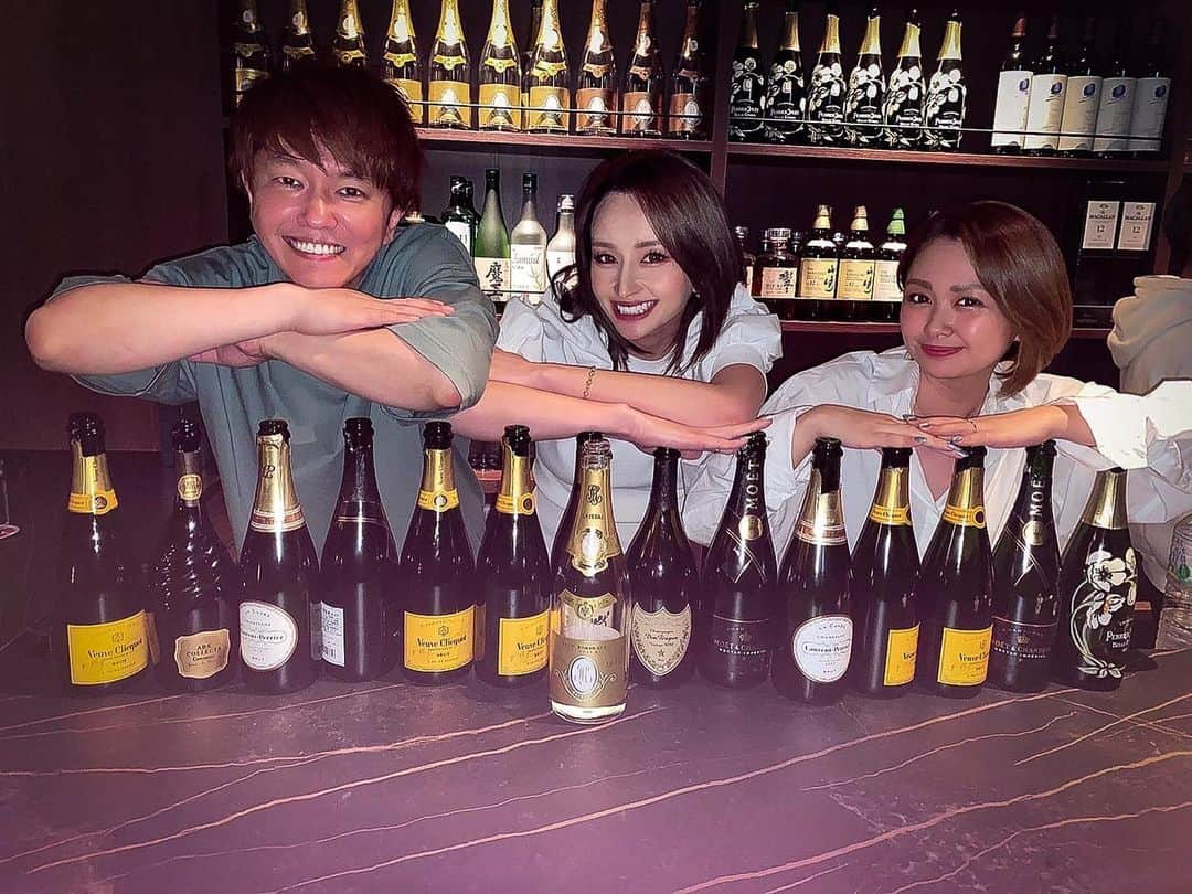 畔柳さんのインスタグラム写真 - (畔柳Instagram)「すすきの。 ありがとうございました🍾 燃やすよぉ。  6月は22日23日です。  #すすきの #キャバ嬢あるある」5月24日 23時46分 - kurokuro541026