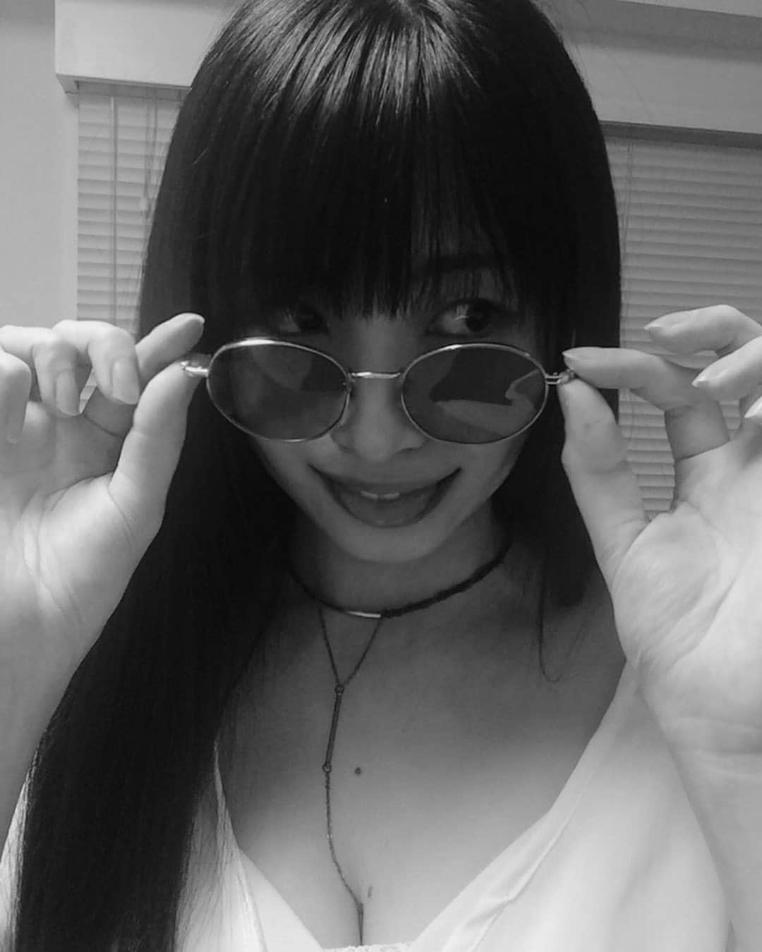のインスタグラム：「. Thank you so much for the lovely gift😎!! 皆様 たくさんのお祝いメッセージ ありがとうございます🧸✨  温かいお言葉の数々は とても幸せなプレゼントでした💐  私のことを知ってくださってから 長い方は5年になるのですね！  長くフォローしてくださっている方も 最近フォローしてくださった方も 皆様に支えられていることを いつも近くで感じられてとても幸せです！  いつもありがとうございます☺️  *  そして写真で掛けているこのメガネは 大好きななるさんがお祝いにくれたもの✦  私は太陽の光にちょっと目が弱く、 いつも眩しすぎて痛く感じていたのですが なかなかサングラスをかける気にはなれず…… いつも悩んでいたらこんな素敵なプレゼントを🥺💚  濃くないレンズなのに眩しさを抑えられて 掛けづらかったサングラスとは違った 薄めのピンクがかった絶妙な色❤︎❤︎  今後私の相棒になります😎🤝」