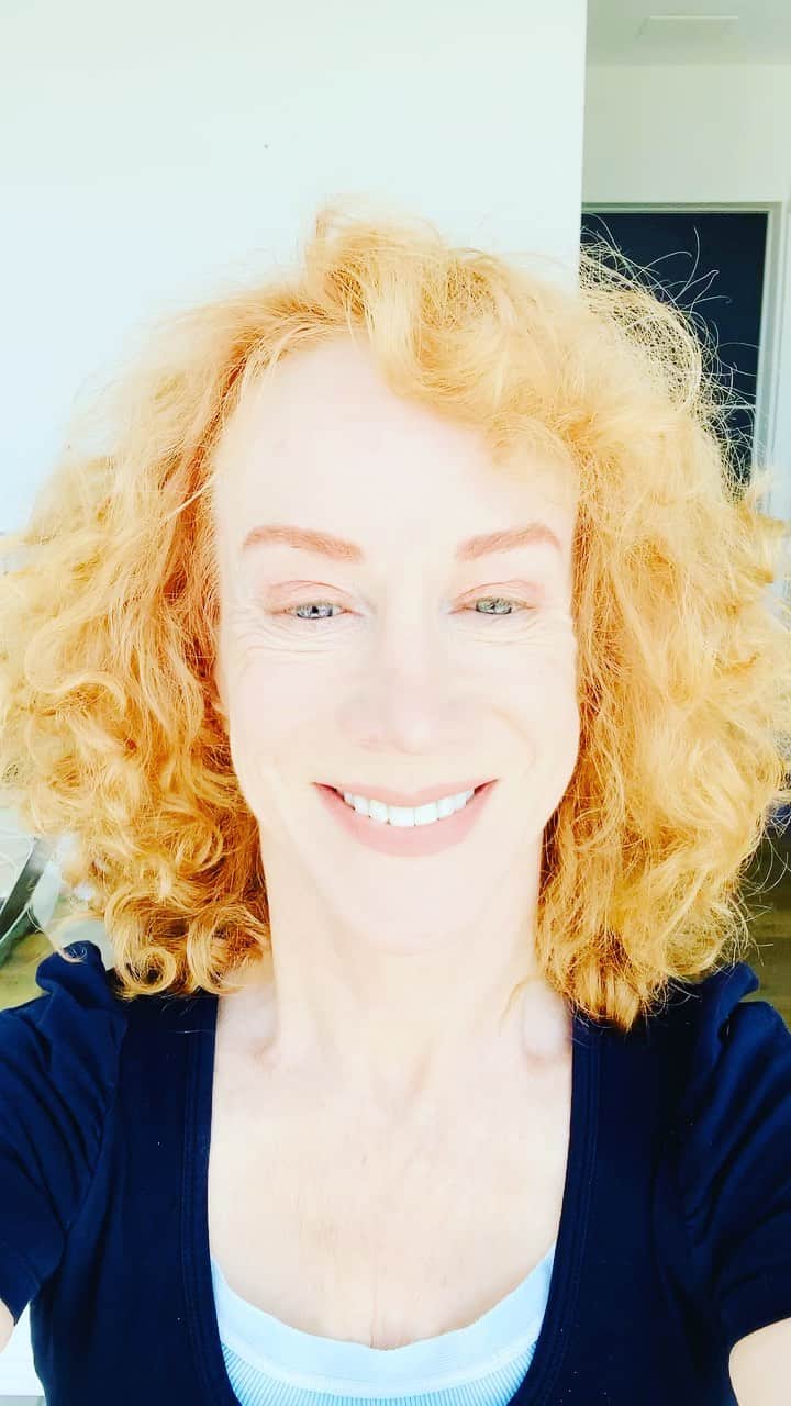 キャシー・グリフィンのインスタグラム：「See why I look like I’m reading from the ceiling.  CHEERS QUEERS! 💪🥰🌈」