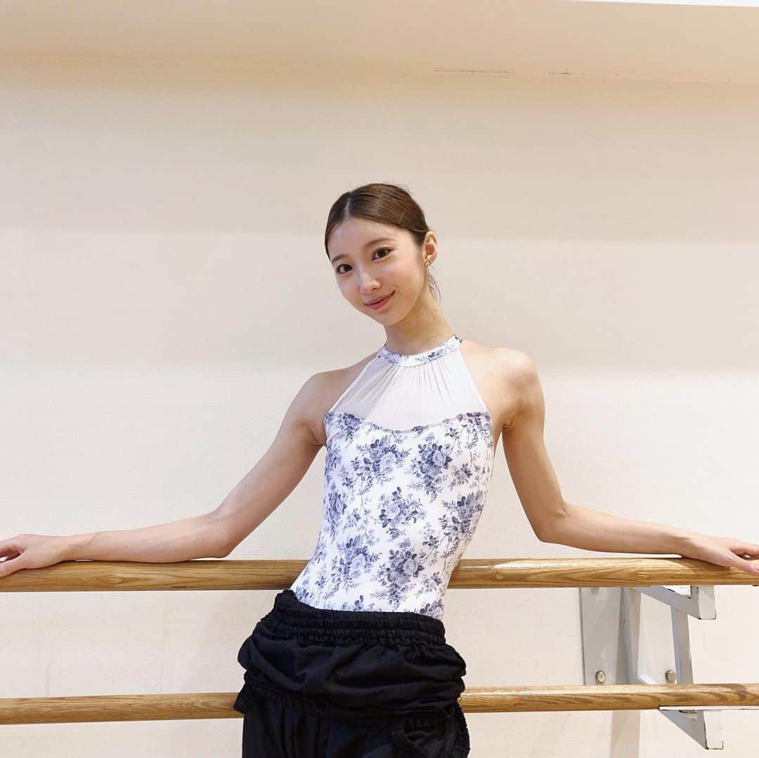 飯島望未のインスタグラム：「Thank you @levdance for these beautiful leotards and a skirt!  I’m obsessed!  韓国のバレエウェアブランドのレヴダンスからレオタードとスカートが、、🤍  ありがとうございます💠  写真はかわい子ちゃん達が撮ってくれました🦄💭 @riz._.u @hi7komatsu___」