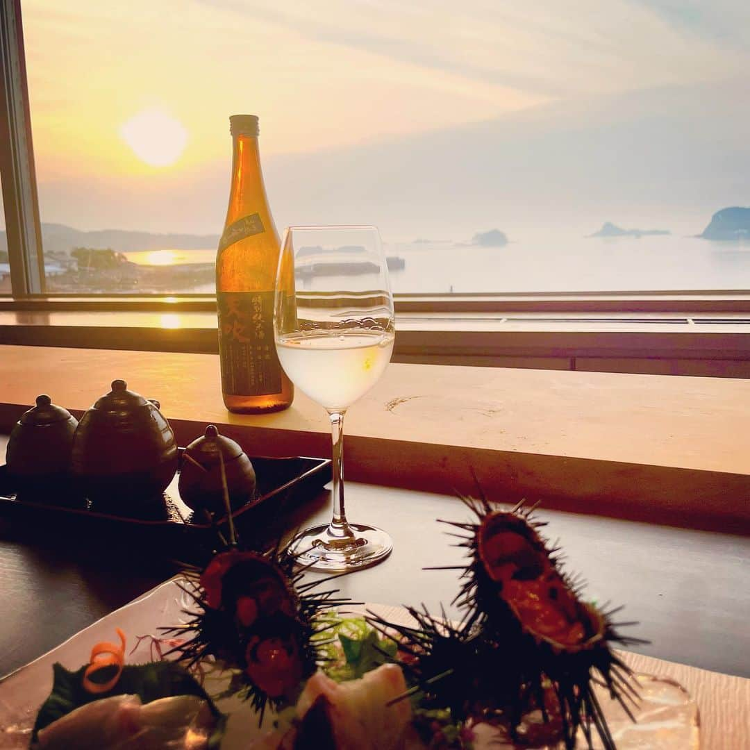 一条みすずのインスタグラム：「壱岐の雲丹と日本酒 天吹と夕日 @amabukishuzo_official」