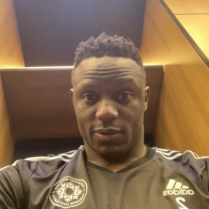 ビクター・ワニアマのインスタグラム：「💪🏾🦁」