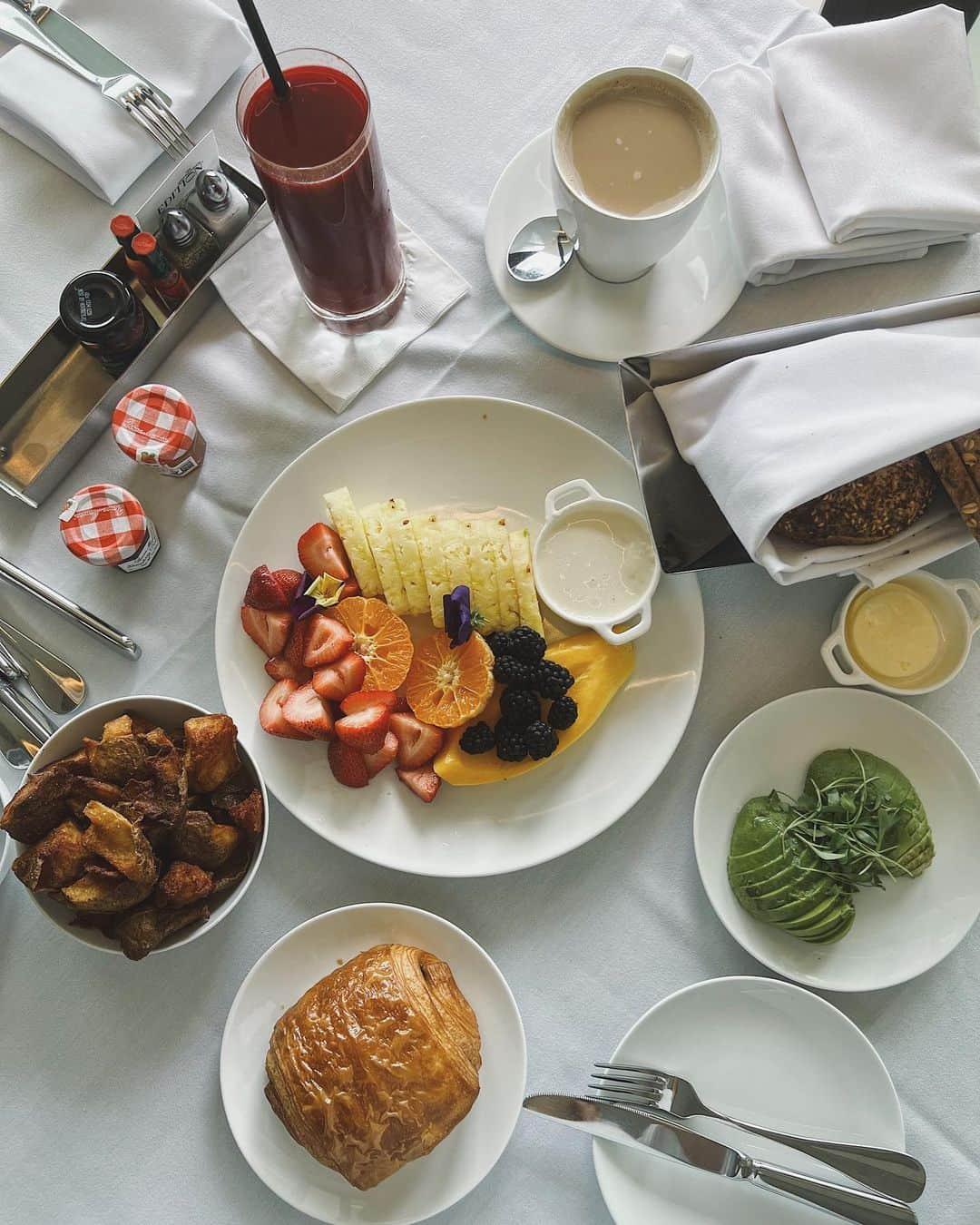 翁安芸さんのインスタグラム写真 - (翁安芸Instagram)「Power Breakfast🍊🍍🍓🫐🥑  ホテルのお部屋で朝食。コールドプレスジュースの種類が豊富でどれも美味しい。  今回の妊娠中に一番欲している食べ物はパイナップルです🍍  #hotelbreakfast #wehoedition #thewesthollywoodedition #losangeles」5月25日 3時03分 - akinyc