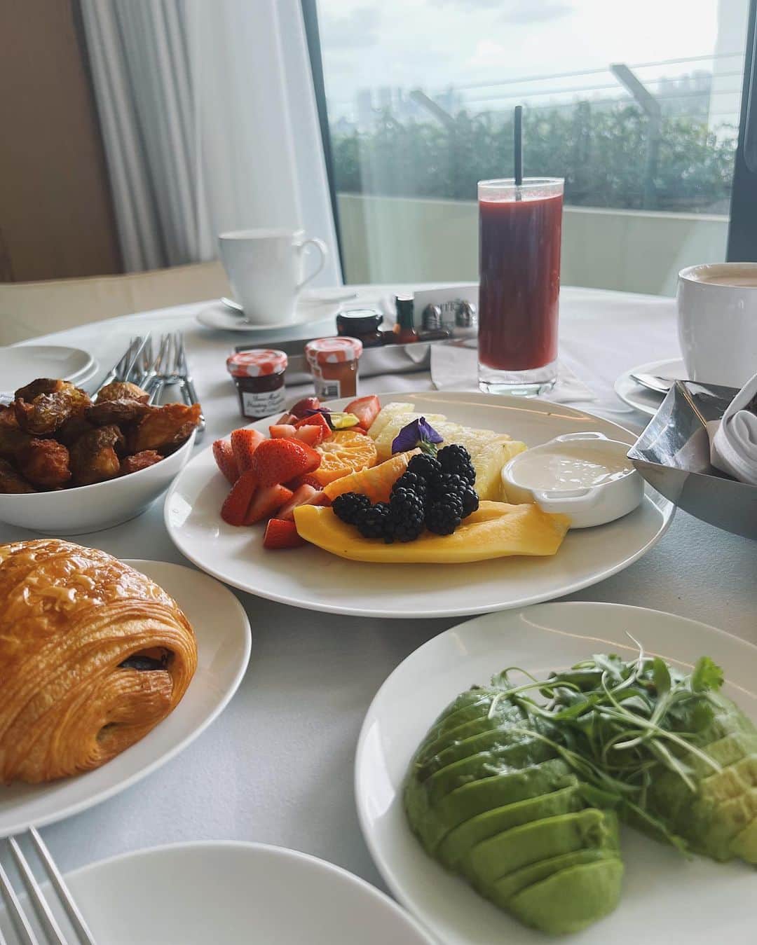 翁安芸さんのインスタグラム写真 - (翁安芸Instagram)「Power Breakfast🍊🍍🍓🫐🥑  ホテルのお部屋で朝食。コールドプレスジュースの種類が豊富でどれも美味しい。  今回の妊娠中に一番欲している食べ物はパイナップルです🍍  #hotelbreakfast #wehoedition #thewesthollywoodedition #losangeles」5月25日 3時03分 - akinyc