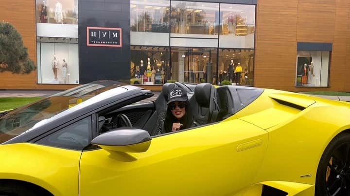 Nita Kuzminaのインスタグラム：「Прямо сейчас многие из вас уже сделали  шаг в совершенно новую жизнь! В жизнь полную любви и изобилия, красоты, богатства, признания и успеха 💗 СЕГОДНЯ у всех кто приобрёл мой авторский курс «ЖЕНЩИНА СОВЕРШЕНСТВО», для вас откроется нулевой модуль 🔮🪄 (ссылка с доступом придёт к вам на почту) __ P.S. Ну а те, кто хочет присоединиться к нам для совершенствования себя, воплощая мечты в реальность, переходите по ссылке в шапке профиля на сайт для ознакомления с программой курса и тарифами!  Помните, никогда не поздно начать что-то менять! Гораздо хуже, когда вы ни к чему не стремитесь и соглашаетесь на меньшее! 😈  https://soverhennayagenshscina.ru/woman-perfection  ⬆️ ⬆️ ⬆️」
