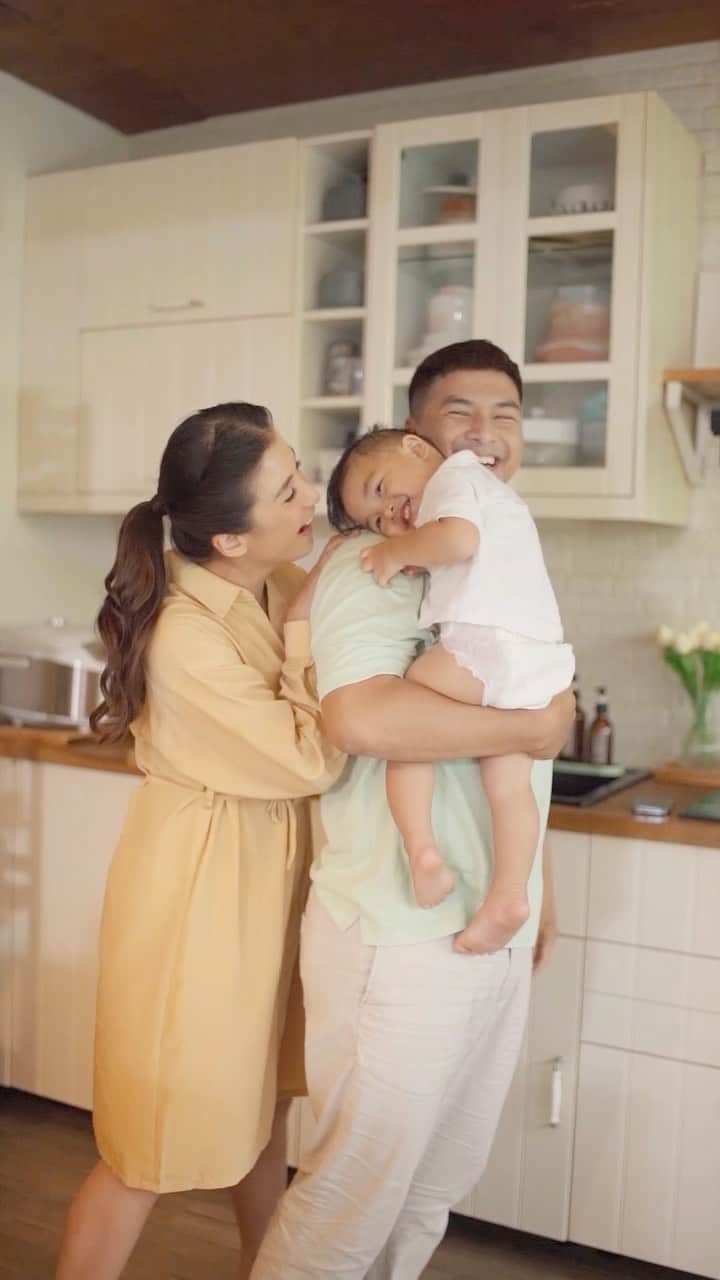 チェルシー・オリビアのインスタグラム：「Meski sudah punya produk bayi andalan, untuk pilihan popok, aku berpindah ke lain hati ke MAKUKU Air Diapers Comfort yang memiliki inti struktur SAP, Super Absorbent Polymer. Dengan SAP, popok MAKUKU memiliki daya serap tinggi, sehingga popoknya tahan kering sampai 8 jam, dan anti gumpal. Permukaan popoknya juga sangat lembut dan memiliki rongga udara untuk mencegah panas dan lembab. Itulah sebabnya bayiku jadi tenang dan hepi sepanjang hari, ia nyaman bersama MAKUKU. Aku mau Dante nyaman, jadi, aku mau MAKUKU! #MAKUKUMemulaiEraSAP #MAKUKUAirDiapersComfort #MAKUKUAirDiapersAntiGumpal #ComfortBersamaMAKUKU #CeritaMommyMAKUKU」