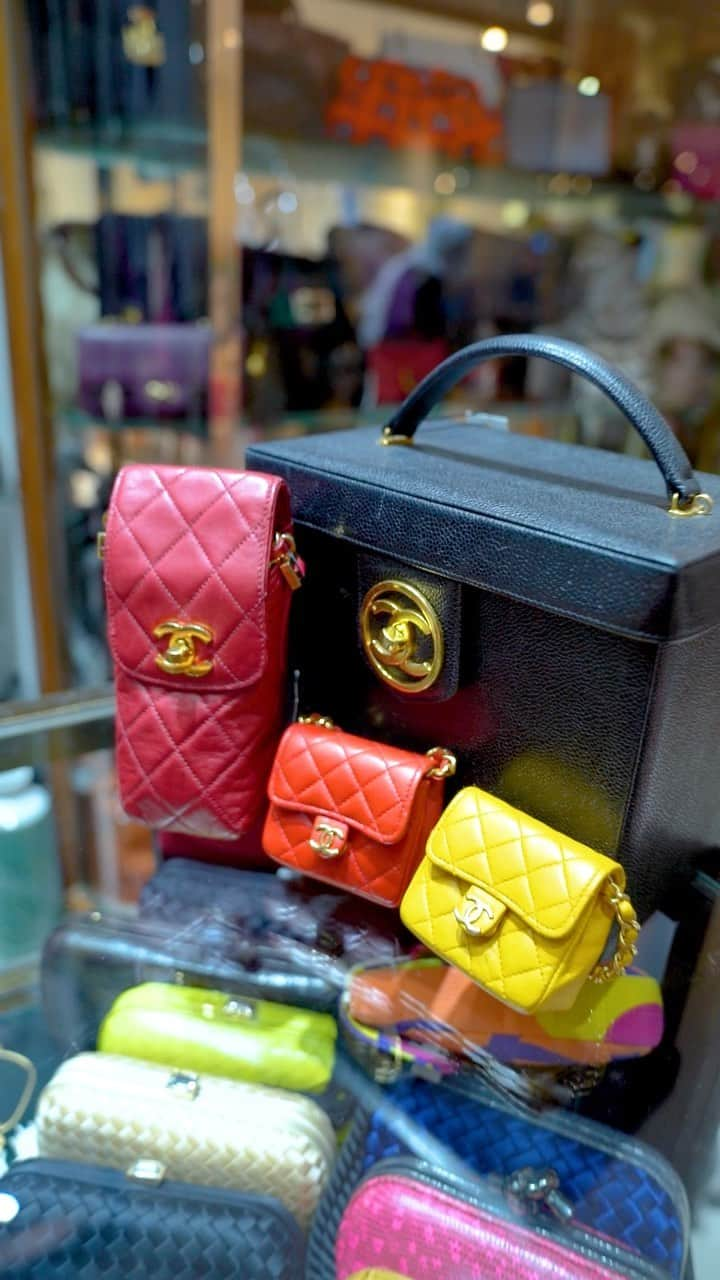 RJMStyleのインスタグラム：「#VINTAGESHOPPINGINBANGKOK was so incredible. The best shopping experience of my life. The selection of #VintageChanel and #VintageHermes #VintageCeline #VintageLouisVuitton」