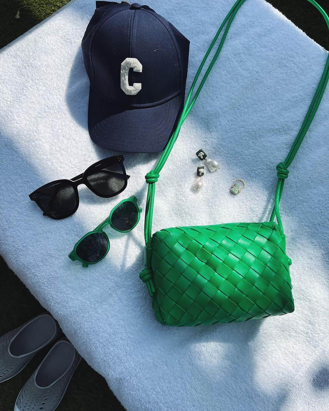 翁安芸さんのインスタグラム写真 - (翁安芸Instagram)「Details 💚  Cap #celine #セリーヌ Bag #bottegaveneta #ボッテガヴェネタ  Sunglasses #gentlemonster #zarakids  Accessories #aliita #アリータ Shoes #nativeshoes」5月25日 12時53分 - akinyc