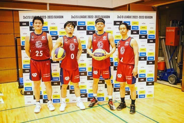 栗原祐太のインスタグラム：「【2022.5.21】 3×3 Sleagueにて 3×3デビューしてきました。  正直何も出来なかったというか 何もしなかった  完璧3×3の洗礼と 大会前々日に腰を痛めてしまうという自分のコンディションの悪さに やられました！  せっかくチャレンジをしようと決心したのにチャレンジをしていないのが勿体ないです。  3×3に慣れる必要もありますし カラダを作っていく必要もあります やる事は盛り沢山ですが この年齢でまたチャレンジできる事をありがたく思います！  チームメイトにもかなり迷惑をかけてしまったのでそうならないように精進致します！  勉強あるのみ！  #revunite #東京バスケ #西東京バスケ　#sleague #u15 #社会人　#クラブチーム #バスケ　#バスケットボール #バスケット　#バスケチーム #バスケットボールチーム #バスケスクール　#栗ニック #kyus #チャレンジ #挑戦　#洗礼　#40歳 #kuriちゃんねる」