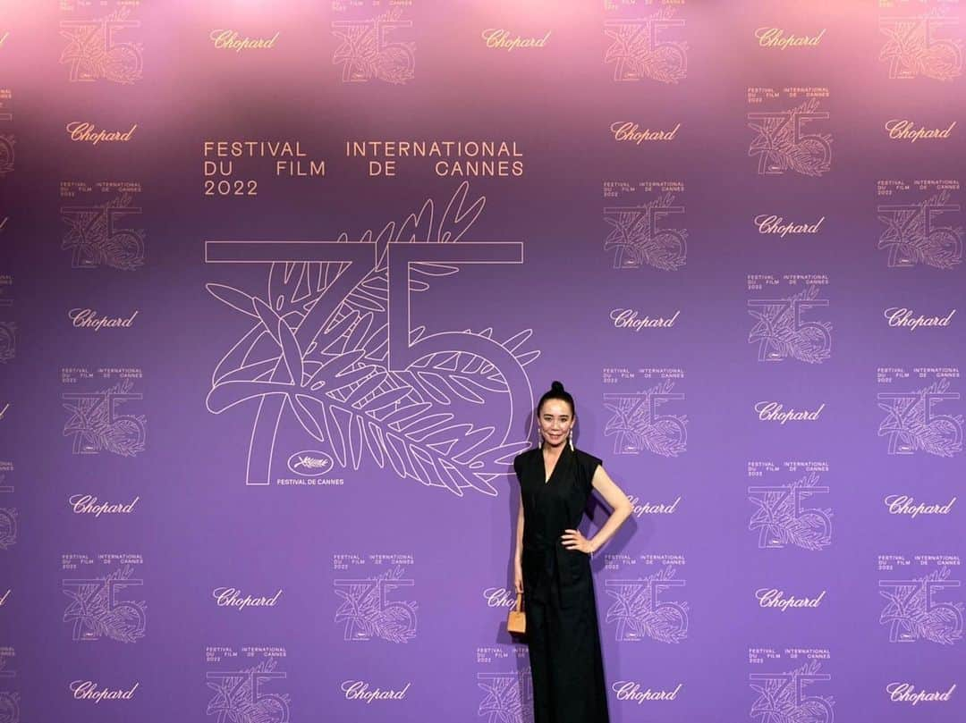 河瀬直美さんのインスタグラム写真 - (河瀬直美Instagram)「カンヌ映画祭 75周年おめでとうございます！ 懐かしい人々と逢える時間 最高のひとときでした✨  日本の羽織袴をイメージした アニエスベーのお洋服にて… 編集に集中してて3キロ痩せちゃったので、ひょろっとしてますが…💦  兎にも角にも Cannes✨✨✨  Cannes Film Festival Congratulations on 75 years! Having this time to meet so many old friends was just so incredible ✨  I'm in clothing by agnes b. that was designed with the Japanese haori-hakama in mind... I've lost three kilograms while focusing on editing, so I'm a bit slim...💦  Anyways Cannes ✨✨✨  #cannes  #祝い #本日のコーデ  #アニエスベー #celebration  #todaysoutfit  #agnesb」5月25日 13時44分 - naomi.kawase