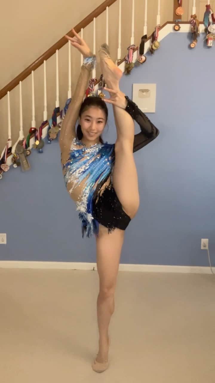 篠原枝令菜のインスタグラム：「Sparkle sparkle ✨ Rhythmic gymnastics leotards are so pretty 😭💗」