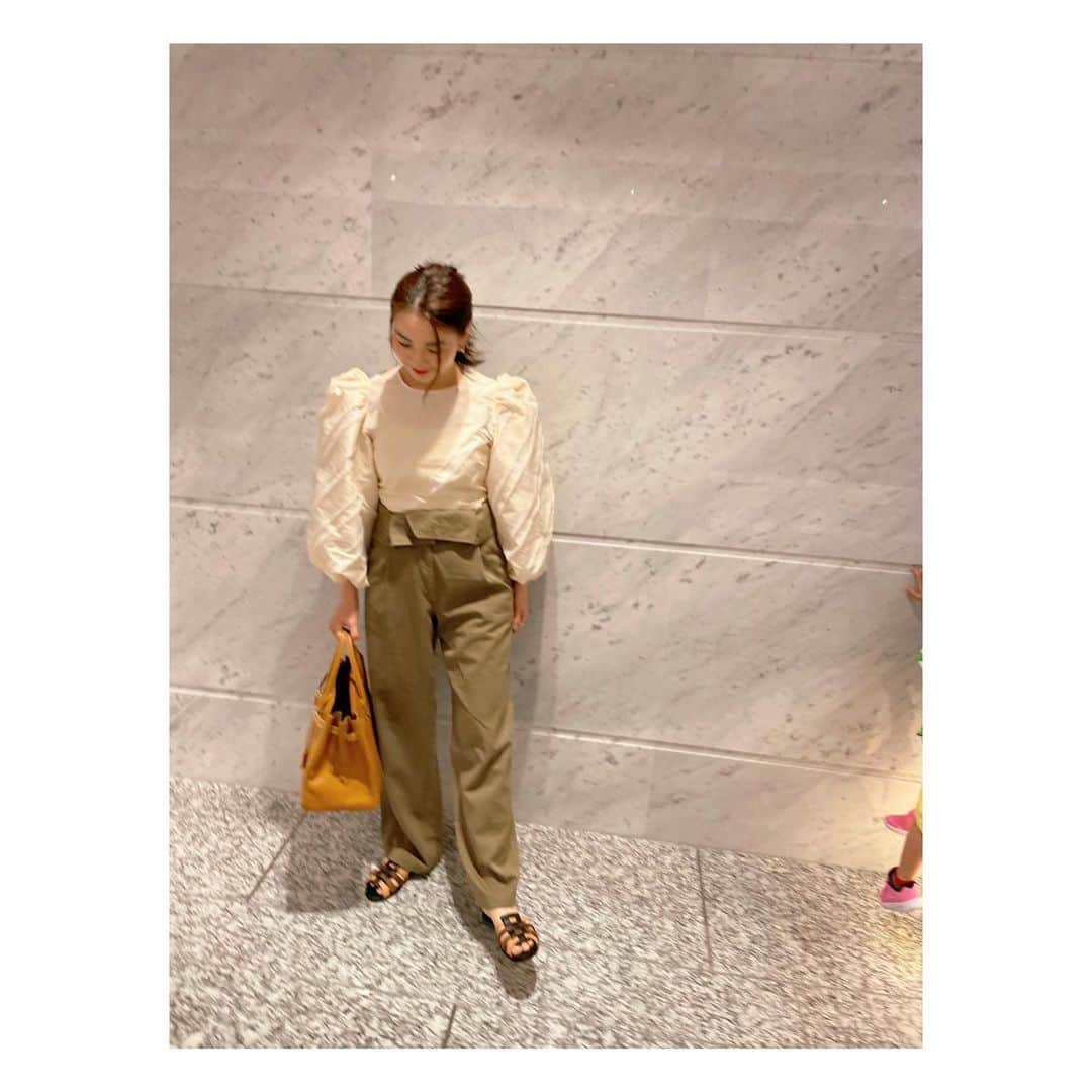 のインスタグラム：「最近の👚☀️  #ootd #momsfashion  ブラウス#ganni  パンツ#driesvannoten  サンダル#manoloblahnik」