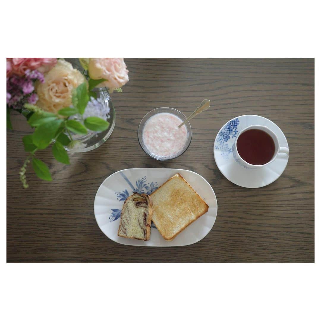 高垣麗子さんのインスタグラム写真 - (高垣麗子Instagram)「* おはようございます  今朝はいつもより早く起きて 少しだけ時間のある朝です  @ruban_kumi さんの自家製パン 自家製ヨーグルト➕紅麹甘酒 @mariagefreresofficial のRouge Métis(私の中でNo.1)  幸せだ🙏🏻🌿」5月25日 7時16分 - reikotakagaki