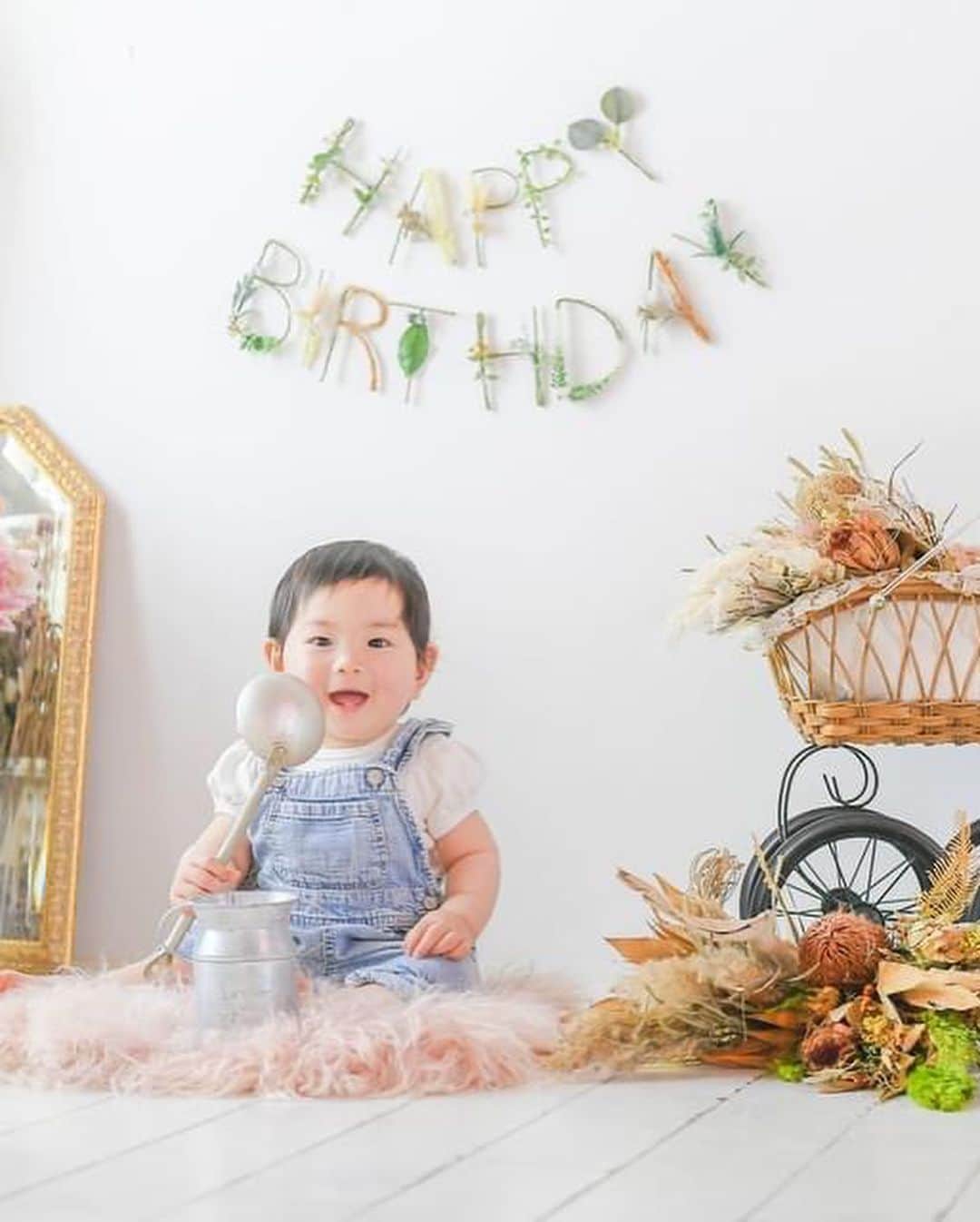 玉城ちはるのインスタグラム：「【 お陰様で　1 歳❤️】  おかげさまで娘が1歳になりました❤️ あっという間の1年でした🌸 産む直前「脳室拡大」と診断された娘 ドキドキと不安、むしろどこか恐怖心も持ちながら出産。  オギャーと出てきた瞬間に執刀医の産科の先生が娘の首をぐっと持ち上げて 「ほら🌸ママ、ちょーデカい」と笑いながら見せてくれた瞬間  「あぁ、すぐに見せてくれるということは無事なんだな」と涙が溢れたのを思い出します。  帝王切開の私に「子宮もピンクで美人ですよ」とわけのわからない事を言ってくれたお医者様🌸 今でも大好きです笑笑  その後もスクスク順調に、今の所は何か障害などがある感じもなく育ってます。  今では 兄と同じ「さぞユニーク」な娘になるのだろうと期待してます笑笑❤️  昨年からFM群馬でメインパーソナリティーを勤めさせてもらう番組も始まり、速攻産休とったり、8月には復帰させてもらい 山形やら神戸やらあちこち講演やコンサートで飛び回り  あっという間の　　2人の子供のお母さん1年目が終わりました🌸  このハードスケジュールをほぼワンオペで乗り越えられたのは みんなのおかげです。これ本当に。  今ではお姑さんだけでなく 私がギックリ腰になったと呟けば「もえちゃん見てましょうか？」とLINEくれる人も増え  アロマザリング、共同養育してくれるママ友？リスナーさん？公式ストーカーさんもでき爆笑 心から感謝してます。  この先もみんなで子育てしてくれる事で乗り越えてゆきます笑笑❤️  #1歳  #お誕生日  #女の子ベビー  #photohousetopic  #高崎  #バースデーフォト」