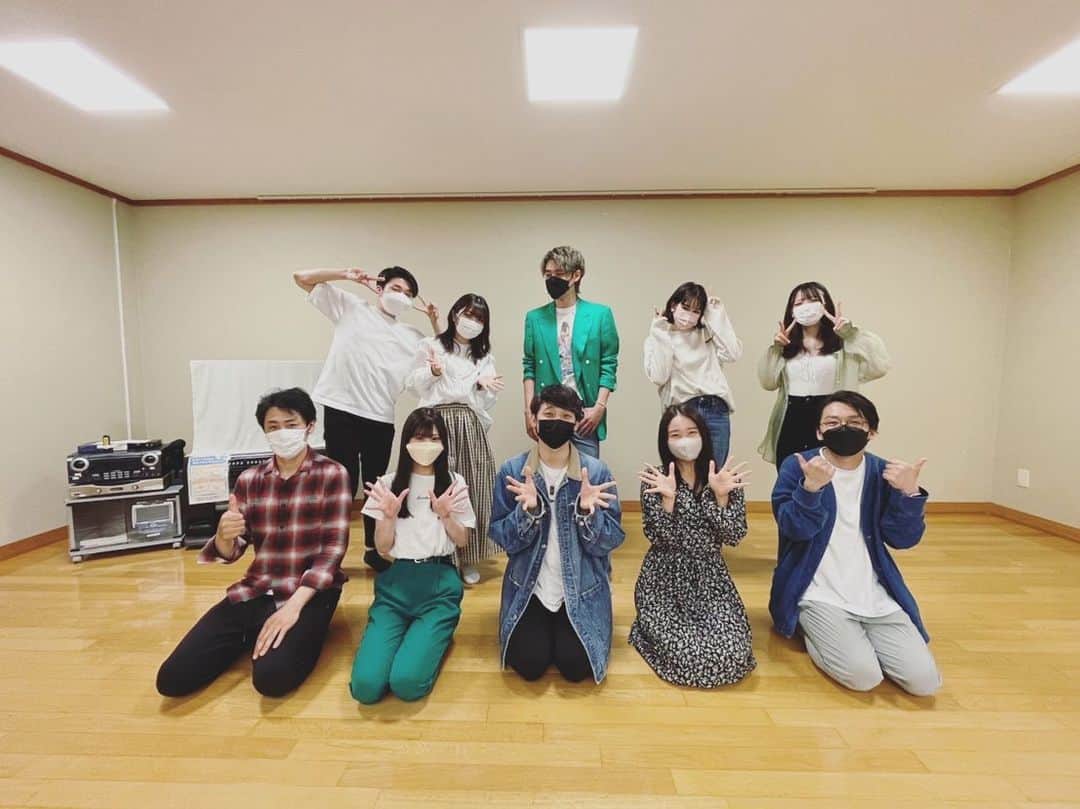 のインスタグラム：「舞台｢故人、宿します。｣ 一昨日の顔合わせにて⏳✨  AB両班の集合写真です〜😊  そして今日が稽古初日。 このメンバーで楽しんで紡いでいきます🤝  よろしくお願いします🤭  チケット予約🎟 https://ticket.corich.jp/apply/143348/018/  支援チケット🎟 https://www.25-6hour-official.com/%E3%83%95%E3%82%A9%E3%83%BC%E3%83%A0  差し入れ予約🎁 https://256hour.official.ec/  そして今回のハッシュタグはこちらになりました♩¨̮ #故人宿します2022」