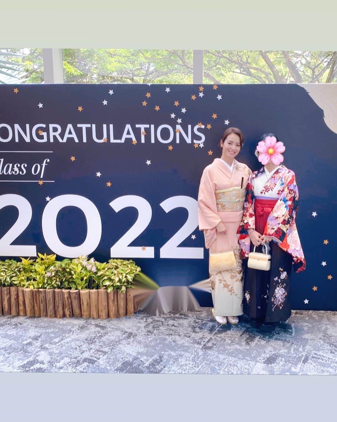 畑田亜希のインスタグラム：「🌸Congratulations 🌸  高校卒業おめでとう🎓㊗️  小学4年生でシンガポールに引っ越して、当時は右も左も分からず、お友達も誰も居なくて、毎日本当に頑張ってたと思います。 あの頃はこの子が卒業する日が来るなんて。。。と、遠い遠い未来に見えてたのに、あっという間にこの日がやって来ました🥲  毎日毎日慌ただしくて、こんな子育てで大丈夫なのか？何が1番ベストなのか？と自問自答しながら過ごしてきた日々。。それでも子供達と一緒に成長し、支え合い笑い合いながら今日までなんとかやってこれた事に心から感謝です🥺🙏  いつも私や弟妹のサポートしてくれて本当にありがとう❤️  この学校に入り素敵なお友達に囲まれて、またそれぞれ違う道に行くのは寂しいけど、大学生活も素晴らしいものになりますように✨  一緒に過ごせる残りの短い時間を大切にしていこうと思います❤️  本当におめでとう🌸🌸🌸  #2022 #sg #singapore #graduation #hischool #卒業式」