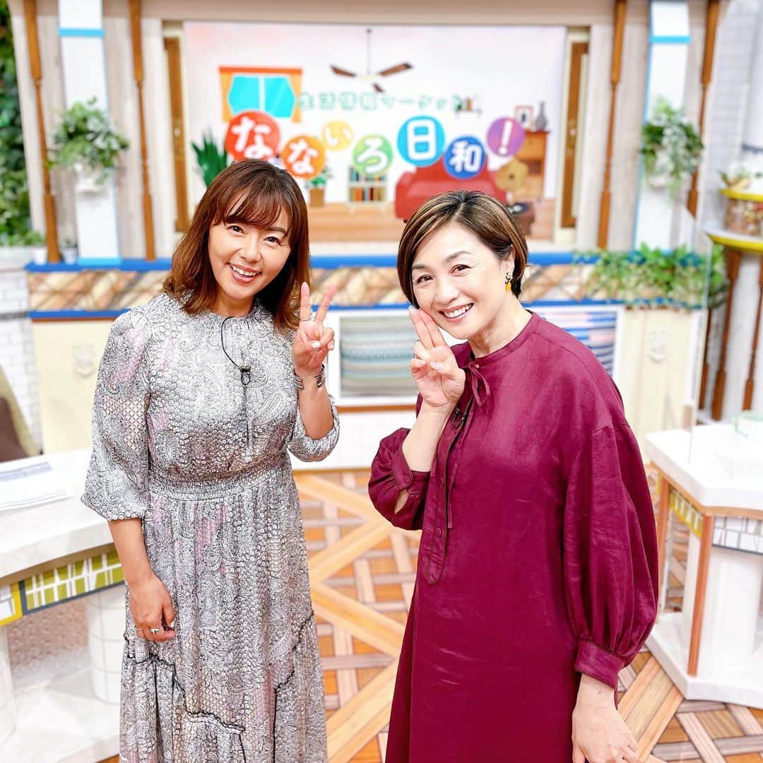 のインスタグラム：「テレビ東京で生放送ー📺 『なないろ日和❗️』  もう始まってます😆 香坂さん　@miyuky__way  がインスタ始めたから一緒に写真撮ろーっと、スタジオでパシャリ📷  いくつになっても可愛いくて素敵な香坂さん💛ほぼ月1のようになないろ日和ゲストでお世話になってます✨いつもありがとーございます🙏この後、11時13分まで生放送でーす📺見てね❗️  ワンピース👗　@doublestandard_official   #なないろ日和  #テレビ東京 #生放送 #香坂みゆきさん  #亀戸特集  #カメイドクロック #佐野味噌  #黄金のメロンパン」