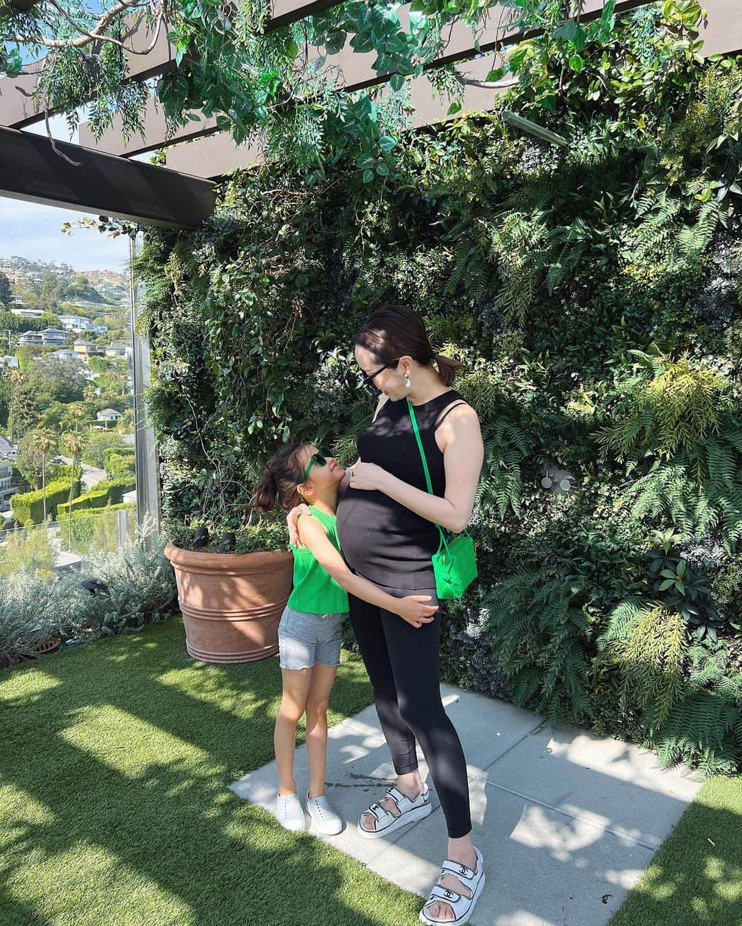 翁安芸さんのインスタグラム写真 - (翁安芸Instagram)「GREEN💚  なんだかいろいろグリーン🌴🍃🌳🪀  #green #momanddaughter #wehoedition #wehoedition #bottegaveneta #zara #lululemon #aliita #nativeshoes #losangeles」5月25日 9時55分 - akinyc