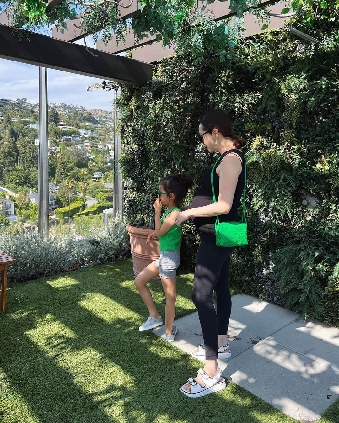 翁安芸さんのインスタグラム写真 - (翁安芸Instagram)「GREEN💚  なんだかいろいろグリーン🌴🍃🌳🪀  #green #momanddaughter #wehoedition #wehoedition #bottegaveneta #zara #lululemon #aliita #nativeshoes #losangeles」5月25日 9時55分 - akinyc