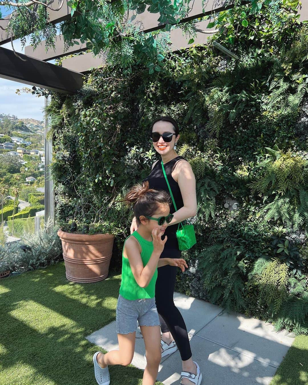 翁安芸さんのインスタグラム写真 - (翁安芸Instagram)「GREEN💚  なんだかいろいろグリーン🌴🍃🌳🪀  #green #momanddaughter #wehoedition #wehoedition #bottegaveneta #zara #lululemon #aliita #nativeshoes #losangeles」5月25日 9時55分 - akinyc