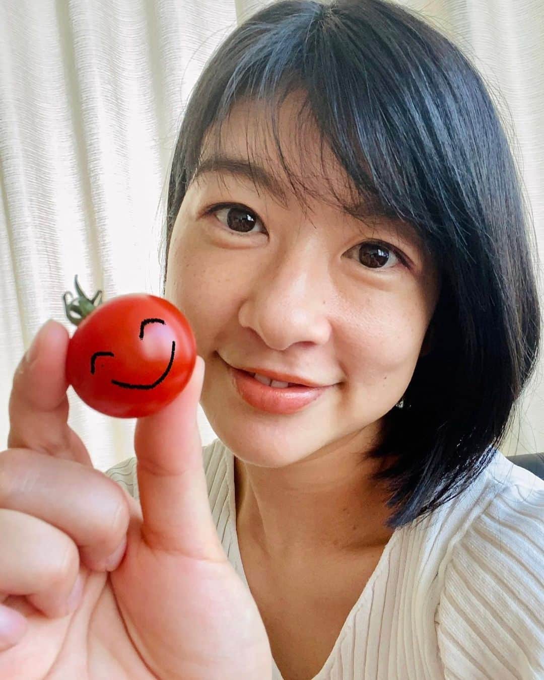 フジテレビアナウンサーのインスタグラム：「. 生野陽子です。  私のハッピーの源は、 年に数度、母が頼んでくれる 佐賀県産のミニトマト。  甘くて、味が濃く、肉厚、 口に入れた時にパキッと 張りのある食感で、 家族みんな大好きなのです。 下の子も離乳食でパクパク☺︎  箱一杯のミニトマト、 あっという間に無くなります。  Instagramをはじめました。 後輩の皆さんに投稿の方法などを 教えてもらって、 少しずつアップしています。 見て頂けると嬉しいです☺︎  #フジテレビアナウンサー #8ッピー #この投稿も生田アナがやってくれました #優しい同僚に感謝 #生野陽子」
