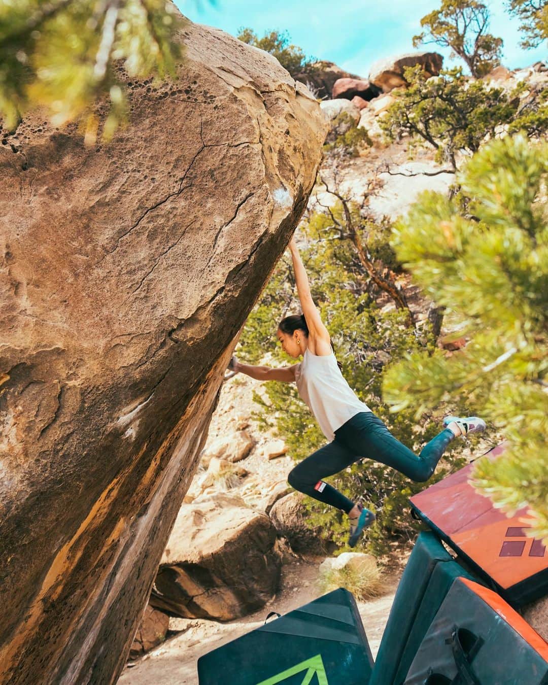 野口啓代のインスタグラム：「Joe's Valley🏜 Finger Hat 7c＋  初ジョーズバレー🌵 エリアが広過ぎて、岩が多過ぎて 1日で周るには時間が足りな過ぎました🥹💦 おすすめばかり教えてもらって大満足な1日🪨  ジョーズバレーで初めての7c＋ フィンガーハット / 三段 名作過ぎる★★★  Thank you for @routesetter @professorok  @jenndbell and @buenoueno 🙏🏻✨  photo by @professorok  ——————————————————————————— @au_official @raffinee_orientalbio @yushoku_inc @cowsoapcp @thenorthfacejp @lasportivajp @petzl_official  @newhale_japan @frictionlabs」