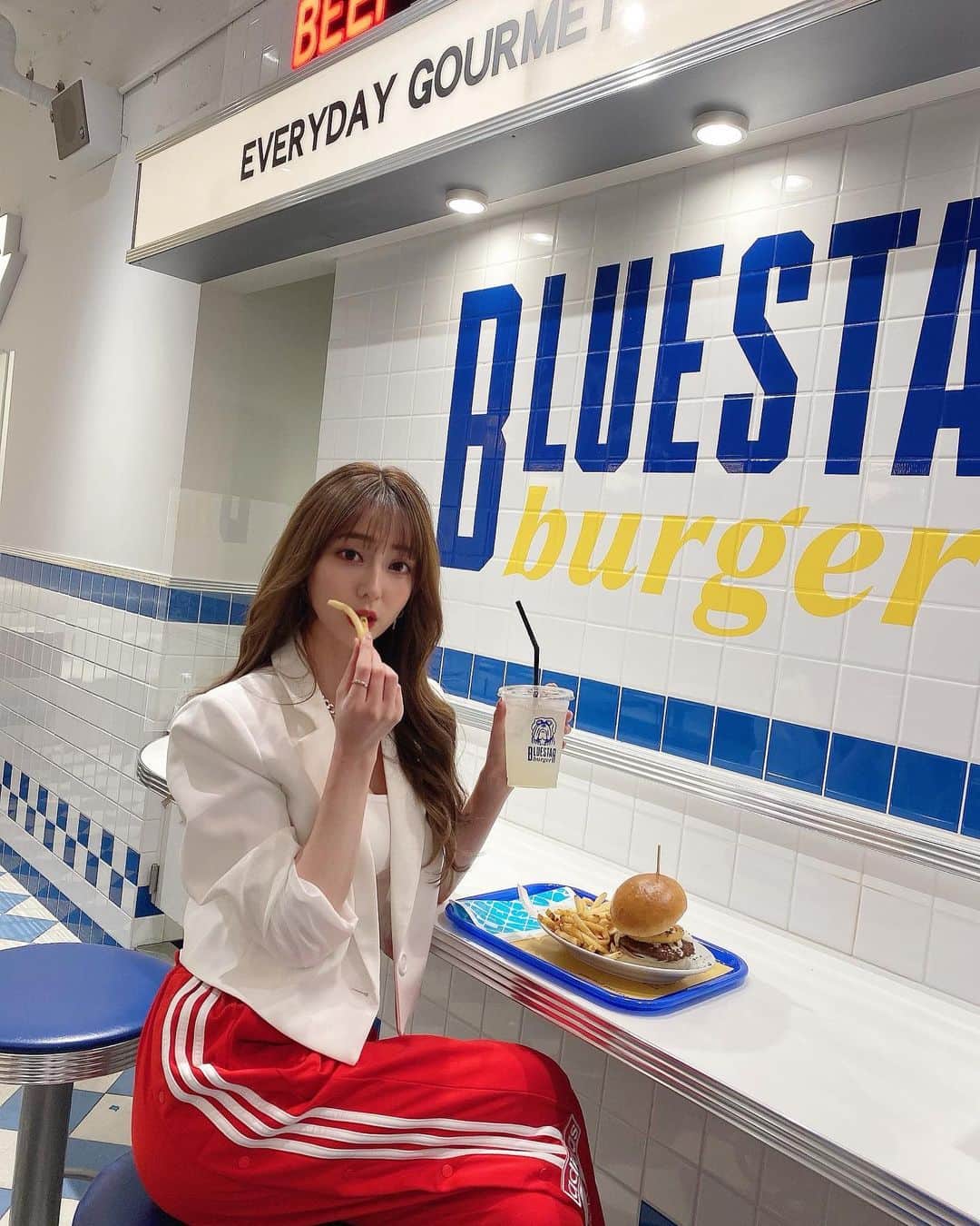 堀尾実咲のインスタグラム：「美味しいハンバーガー食べたくて @bluestarburger_s 行ってきたよ🍔  #springfashion #sportyfashion #addidas #yello #bluestarburger #春コーデ #春服 #スポーティーコーデ #スポーティー女子 #アディダス #アディダスコーデ #ブルースターバーガー #ブルースターバーガー渋谷 #渋谷ハンバーガー」