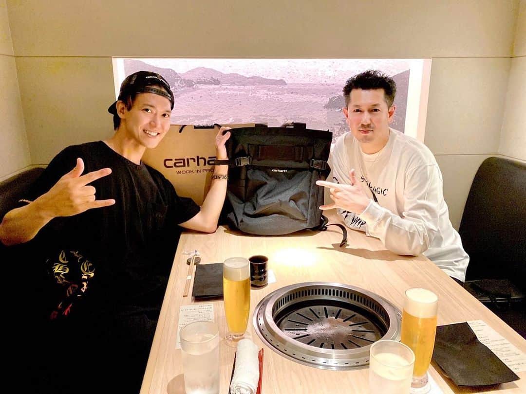 SHINPEIのインスタグラム：「知り合ったのはもう10年以上前、、、？ ⁡ Sing-Oさん ⁡ 久しぶりに会って熱く語りました ⁡ ハートのある先輩と話すと、エネルギーを貰えます ⁡ Carharttのバッグパック、ありがとうございます！  #シングオー #carhearttwip」