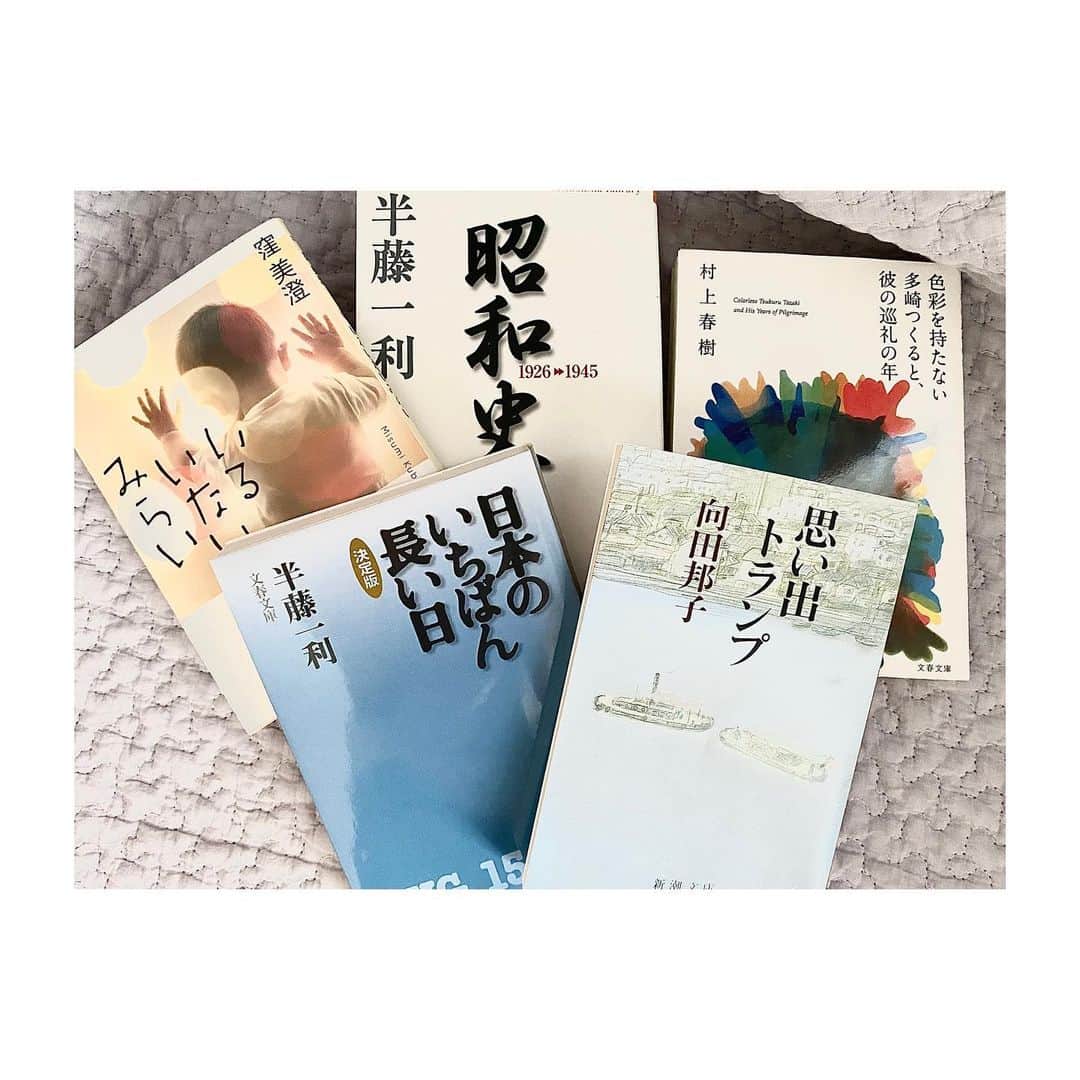 良原安美さんのインスタグラム写真 - (良原安美Instagram)「📖 ⁡ さいきん 読み返したもの、 新たに読んだもの。 ⁡ ⁡ 昔読んだものを もう1度読む良さに、 最近気がつきました。 ⁡大人になるってこういうこと？笑 ⁡ ⁡ ⁡本棚がぱんぱんになってきたので そろそろ整理せねば😅 ⁡ ⁡ ⁡ ⁡ ⁡ #読書録 #大人になるってこういうこと？ #電子書籍デビュー遅れている人」5月25日 11時11分 - yoshiharaami